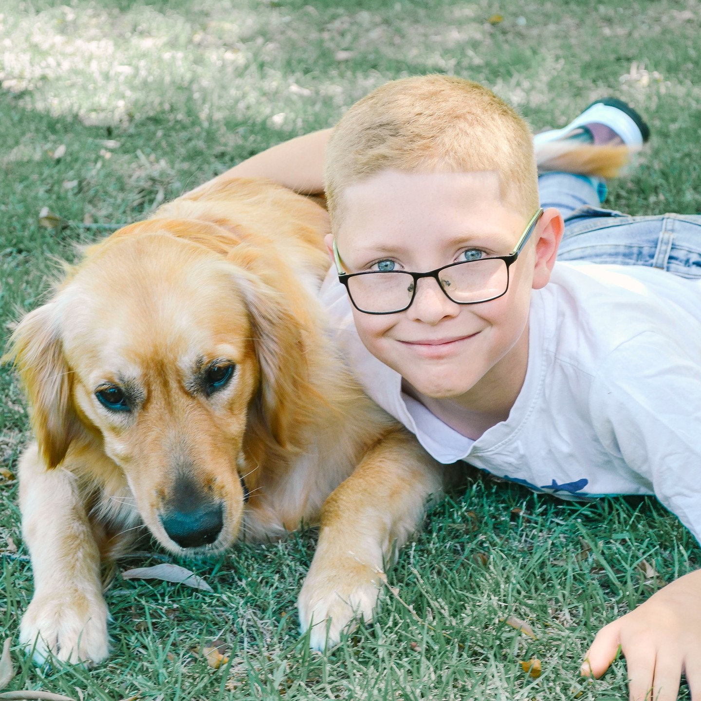 Best mates for life!
Imagine this: a boy and his dog, running around and having a blast. The dog’s ears are flying, the boy’s laughing, and you can totally see how they’re like family. It’s those funny, real moments that show just how much a dog is part of the crew—and they make the best photos!
#familyportraitsession #familyphotographerperth