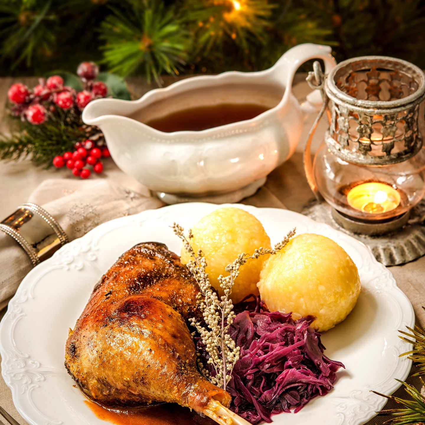 Weihnachtsessen in Maria Kirchental
.
Am 1. und 2. Weihnachtsfeiertag wird es lecker in Gasthof Maria Kirchental. Reserviere jetzt für Dein Familienerlebnis an den Feiertagen. Knuspriger Entenbraten, Maronensuppe, gebackener Kaiserschmarrn sind die bekannten Klassiker an Weihnachten.
.
.
Für die Gourmet-Fans unter Euch bieten wir auch feinstes Seafood, Carpaccio, Rinderfilet und Steaks als Festessen. Also bitte reservieren, damit der Weg rauf nach Maria Kirchental an den Weihnachtsfeiertagen mit einem schmackhaften Mittagessen gekrönt werden kann.
.
Reservierungen bitte unter: +436588 8581 oder per mail an info@kirchentalwirt.com oder ganz bequem über unser Reservierungssystem auf unserer Webseite unter: https://www.kirchentalwirt.com/tischreservierung