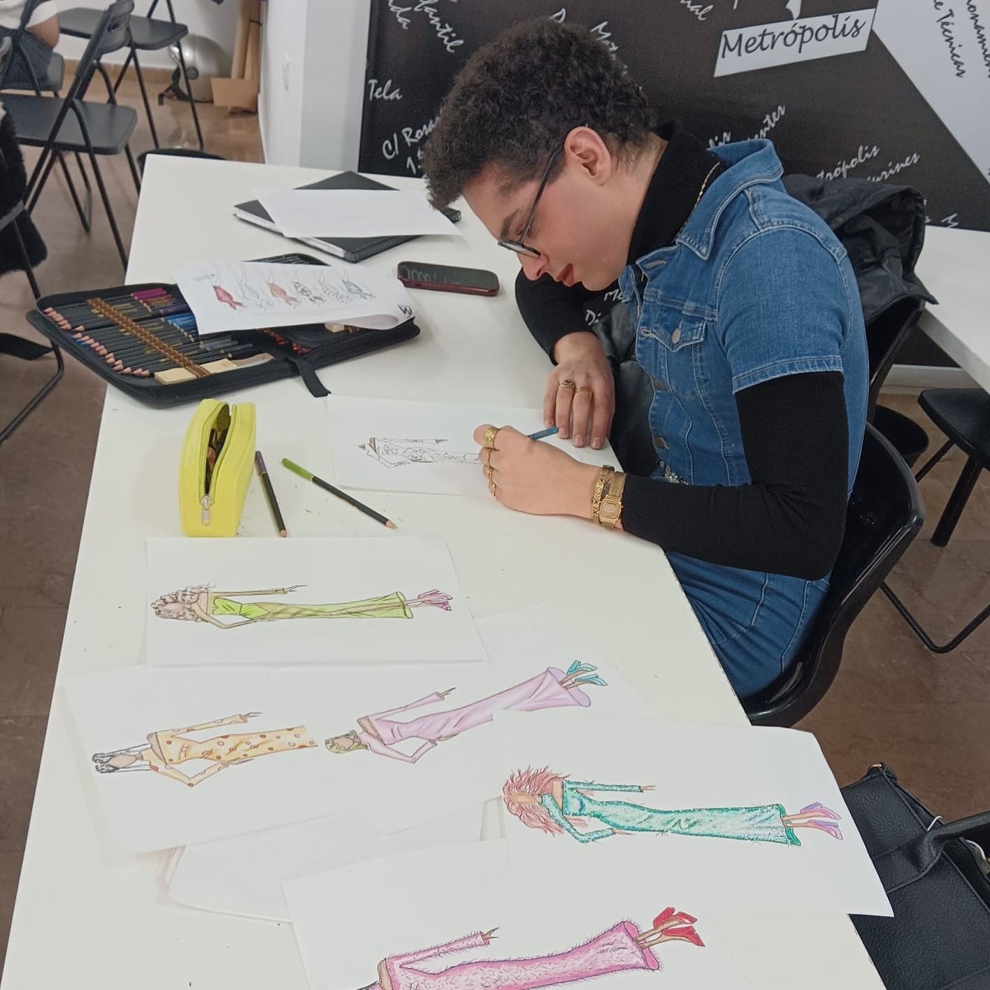 Trabajo de texturas para alumnos de 1 curso.
Diseño de Moda, Estilismo, Patronaje Industrial, Moda Flamenca, Moda Infantil.
#yosoymetropolis #escueladediseño #diseñodemoda #dibujo #ilustracion #costura #patronaje #patronajeindustrial #patronajeamedida #modelaje #corteyconfeccion #textil #estilismo #estilista #moda #escalado #novias #patronajeinfantil #pasarelaflamenca #modaflamenca #modaandaluza