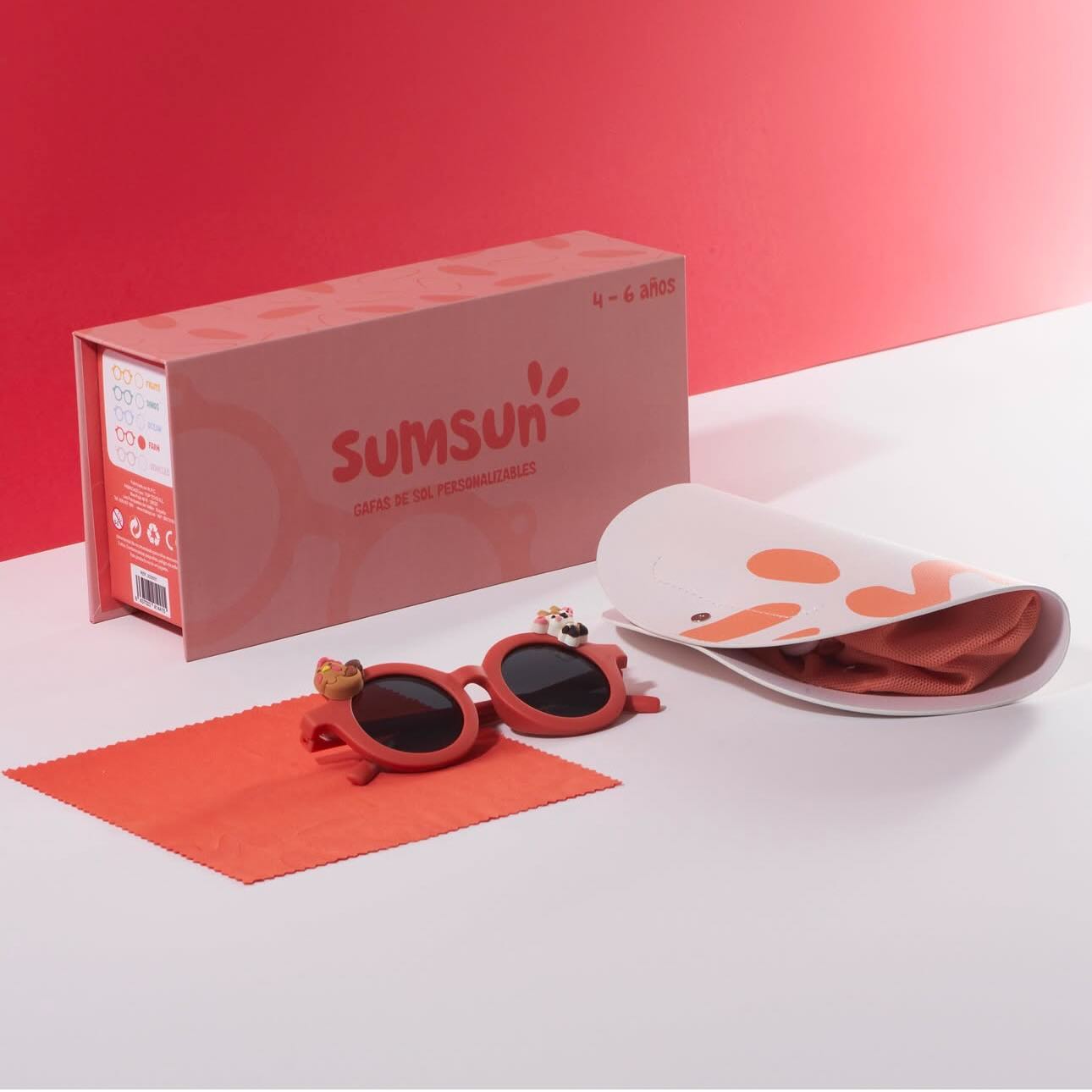 Descubre la alegría de la granja con la colección Farm de Sumsun. 🐑🚜 Cada detalle, desde la caja hasta la funda, captura el encanto campestre. Las gafas rojas y los Summies amigables te invitan a aventuras bajo el sol. 🌻🕶️ #SumsunFarm #estilo #Sumsun #gafasdesol #personalizado #farm #granja