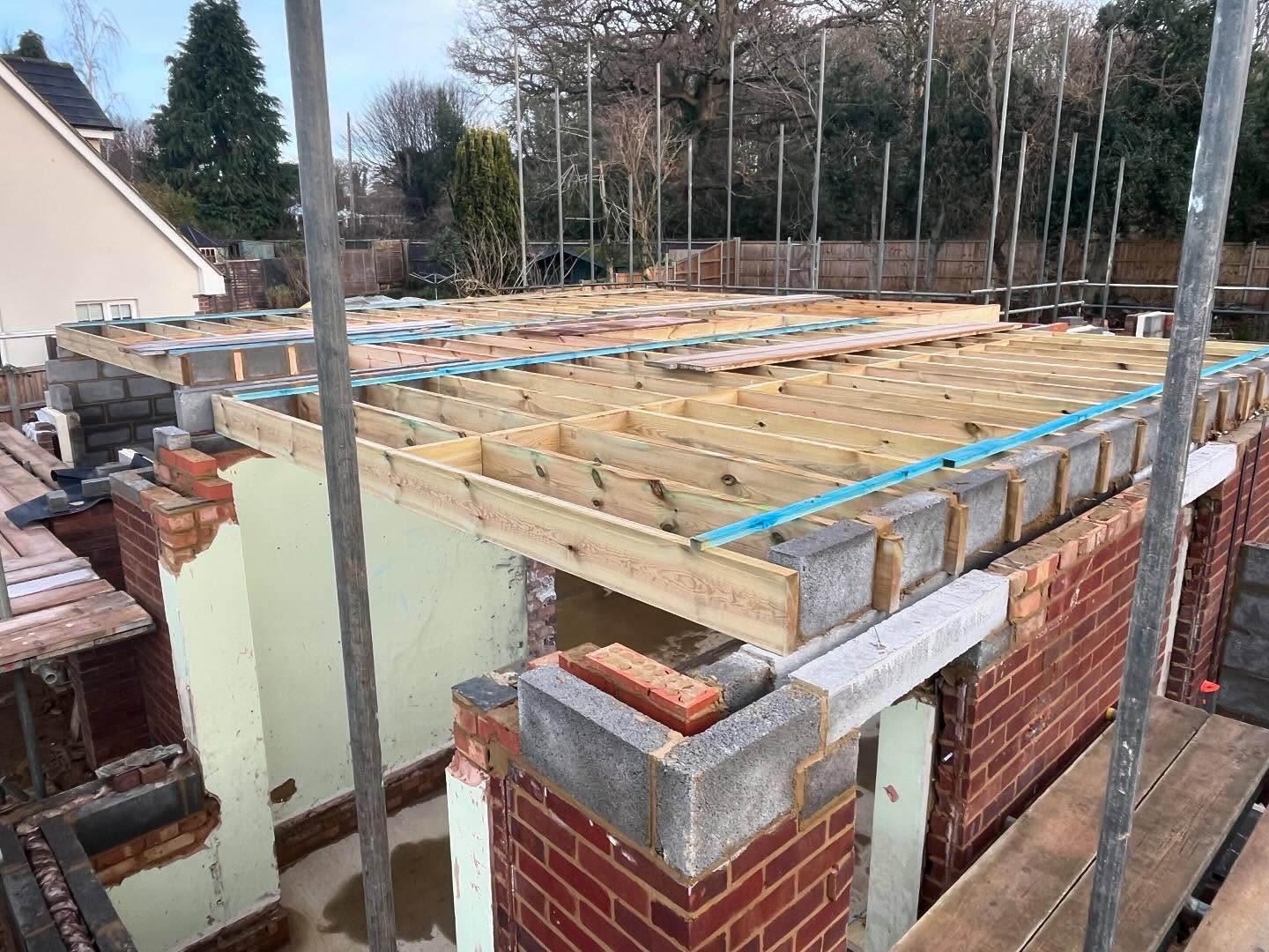 Work all wrapped now for Christmas good few weeks getting the walls up and pad stones ready for the steel work in early 2025 most of first floor floor joist installed stair well trimmed out and prepared ready for the new year. Big thanks to @_lunaconstruction for the big push on the brick and blockwork top 1st class work. #alderson #building #brickwork #blockwork #brickie #woodwork #chippy #happyxmas