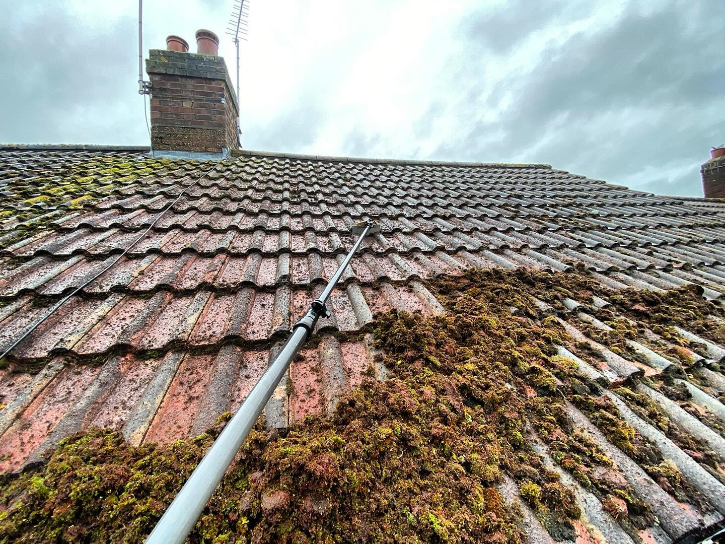 Fragile roof? Limited access? One size doesn’t fit all. We provide custom solutions for your home 🏠 #roof #roofcleaning #scraping #clean #moss