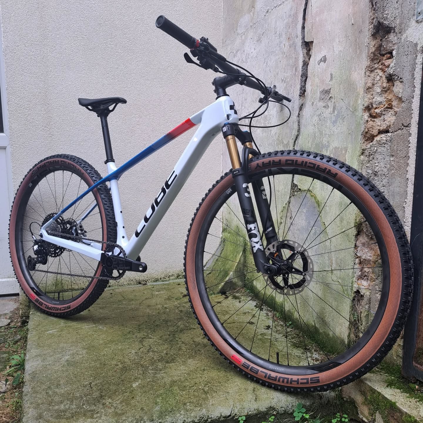 Voici le Cube Elite C:68X SLX Teamline ✨️
Une machine extra light et incroyablement équipée.
Il est vendu à une famille de triathlètes bien motivée à aller chercher des chronos !
✅️ 8,7 kg
✅️ Cadre en carbone c:68X (carbone haute performance de chez Cube)
✅️ Groupe Shimano XTR complet
✅️ Fourche Fox 32 SC Float Factory - Kashima Coated
✅️ Roues Newmen en carbone
✅️ Pedalier en carbone e*Thirteen
✅️ Tige de selle carbone, guidon carbone, leviers de frein carbone, chambre à air extralight Schwalbe Aerothan.... etc
@cubebikes_fr
@cube.bikes
@shimanofrance
@foxmtb