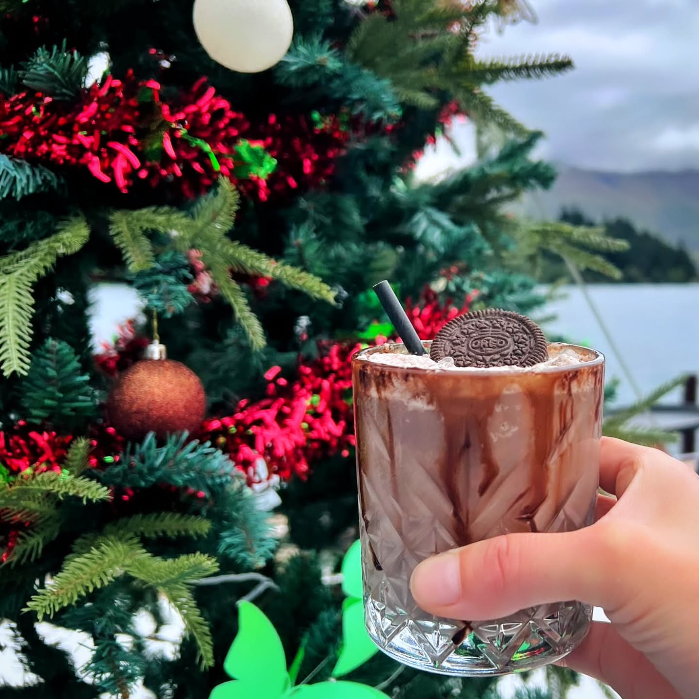 🎄 Celebrate Christmas with our Cookies and Cream Cocktail!🎄
Indulge in the festive spirit with our delicious blend of vodka, Baileys, Kahlua, milk, white chocolate, and Oreo. 🍪🍫✨