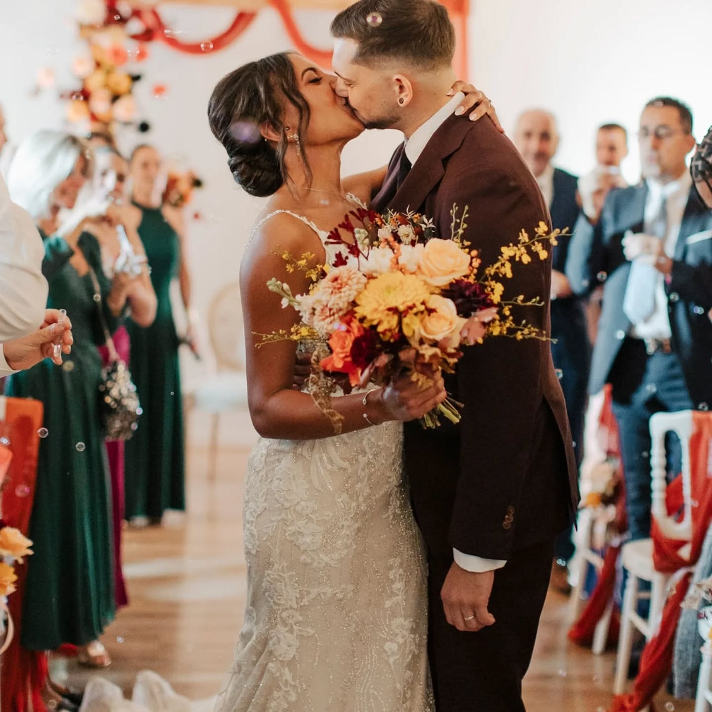 Complicité et amour. ✨
Au milieu de ces couleurs chaudes d'automne 🍁 moi j'adore.
Futurs mariés, osez la couleur🎨, osez être vous.
Nous sommes à vos côtés pour imaginer une journée inoubliable et des décors pour faire voyager vos convives dans votre univers....
Laissez tomber les mariages vus 150 fois sur les réseaux, faites le pari de l'originalité.
_______
Wedding team
@chateaudefaverges
@ideeotraiteur.events
@mathilde.rietsch
@latulipenoire.artfloral
@lamalleodecos
_______
#elegantweddingideas #original #couleur #mariageunique #mariagefrance #frenchweddingplanner