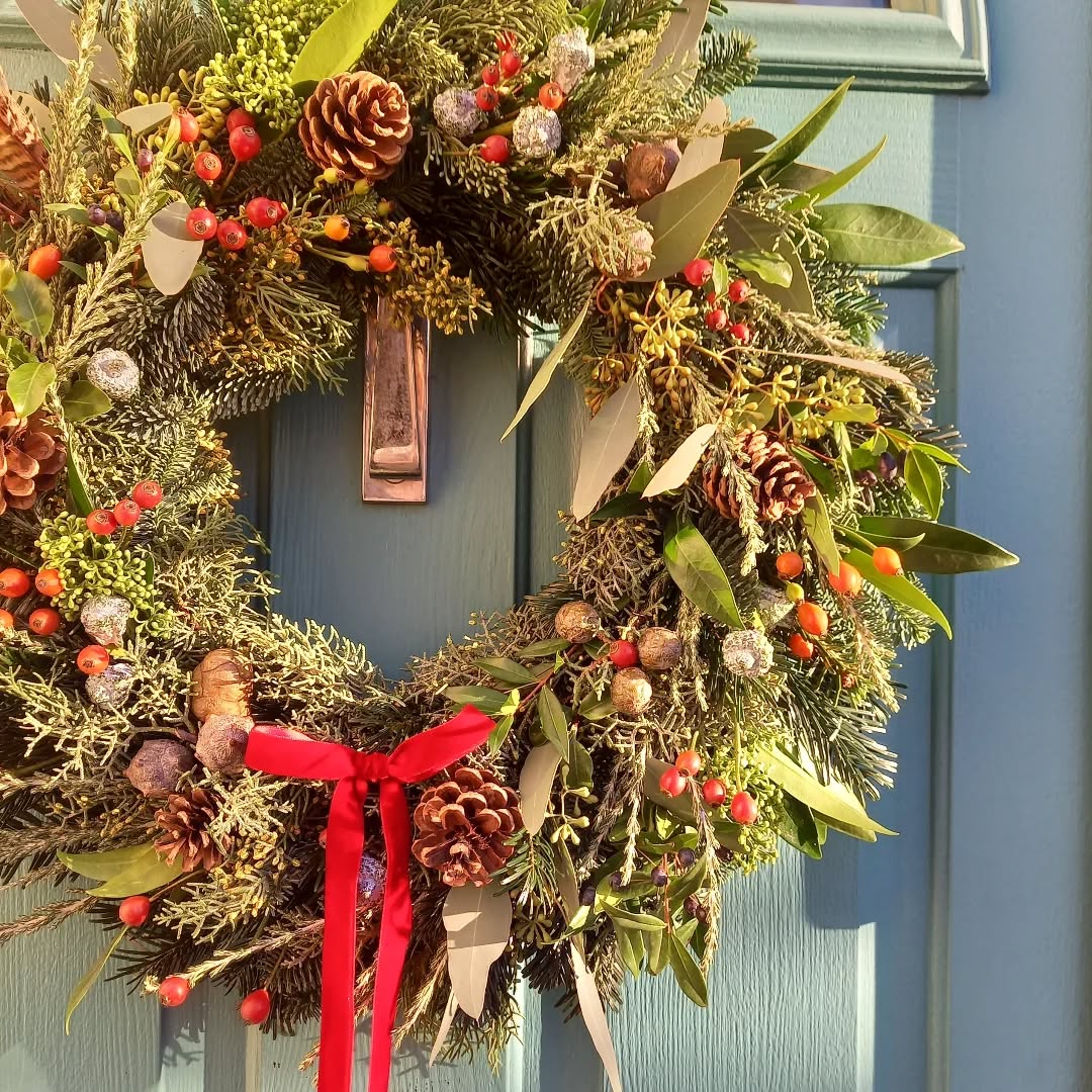 Happy Christmas Eve Eve all! 💫
#festivewreath
#wreathsofinstagram
#xmaswreath
#freshwreath
#christmaswreath
#handmade
#surreyflorist
#Carshalton
#carshaltonbeeches