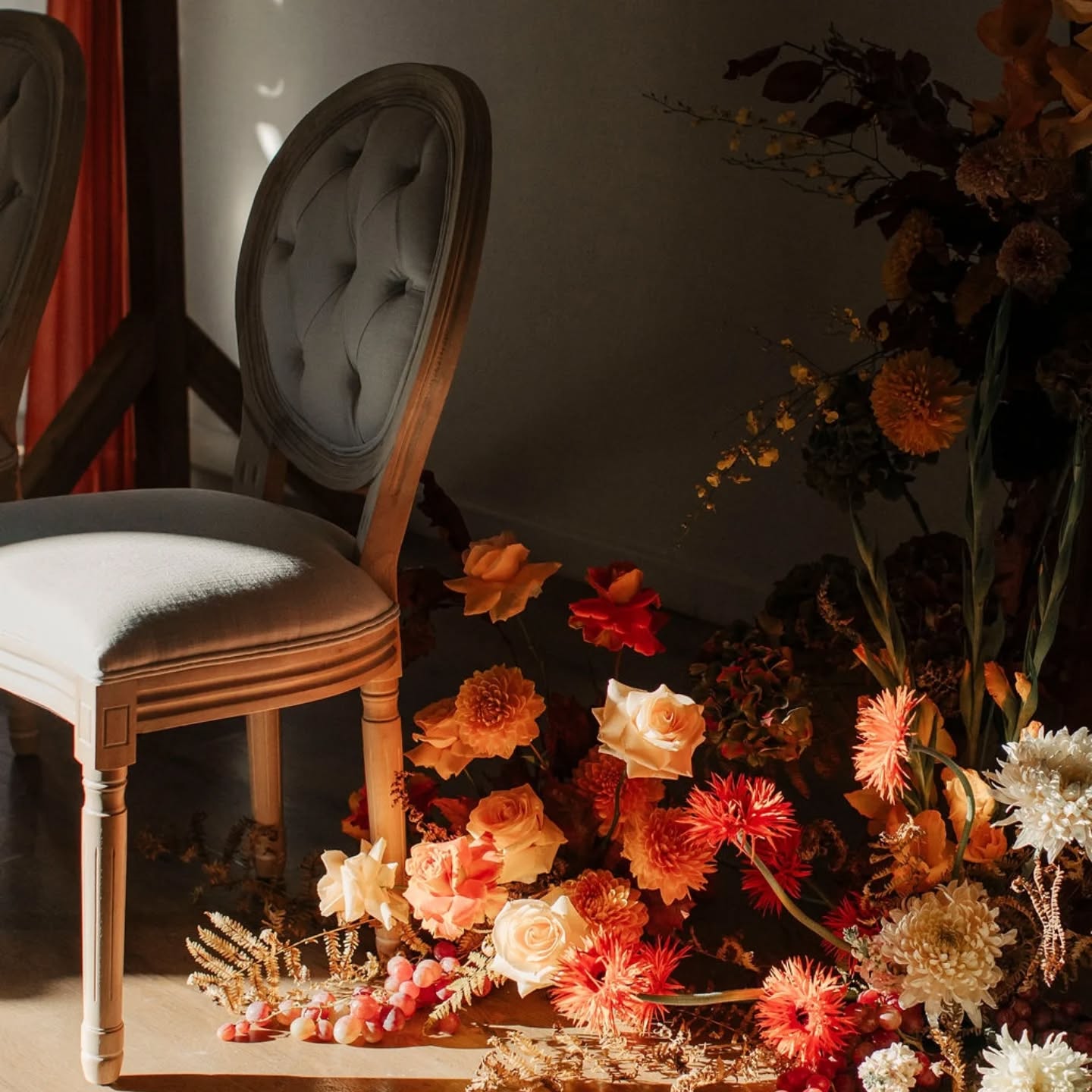 Clair obscur.
------
Photo @mathilde.rietsch
Fleurs @latulipenoire.artfloral
Lieu @chateaudefaverges