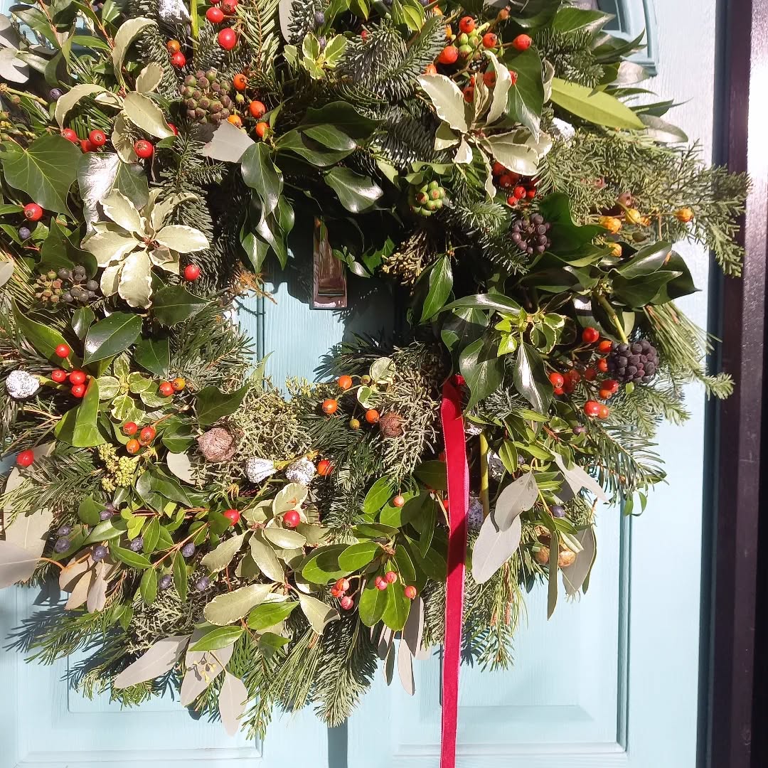 Wishing you all a very Happy Christmas day ❤️
I finally got round to making myself a wreath for our door with leftovers and bits from the garden. I went big and can just about close the door 🤣
Thank you for all your orders and also to all the couples who trusted me with their special day this year!
#festivewreath
#doorwreath
#wreathsofinstagram
#christmaswreath
#surreyflorist
#Carshalton
#carshaltonbeeches