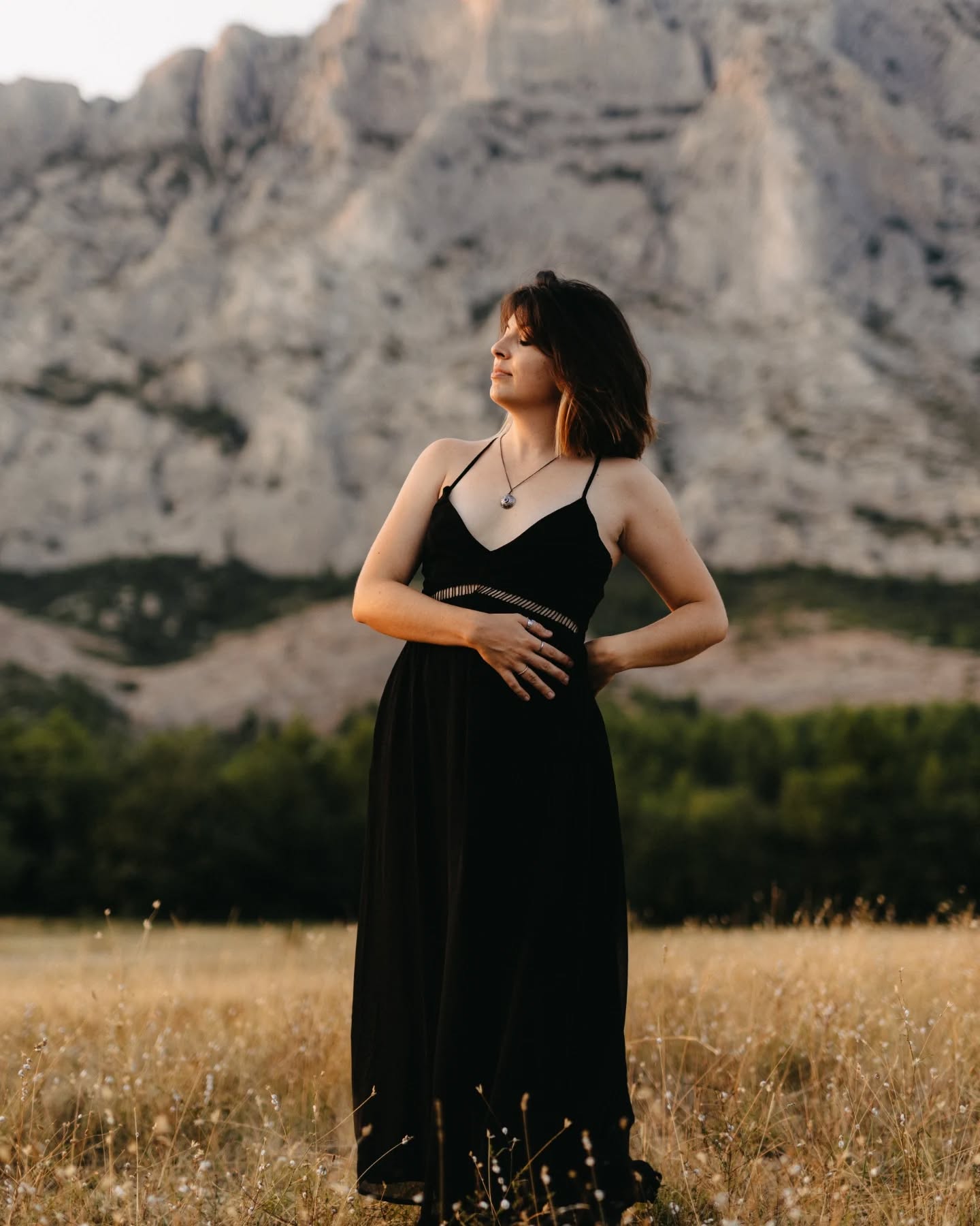 "J'ai marché les tempes brûlantes
Croyant étouffer sous mes pas
Les voies du passé qui nous hantent
Et reviennent sonner le glas
Et je me suis couchée sous l'arbre
Et c'était les mêmes odeurs
Et j'ai laissé couler mes pleurs
Mes pleurs
J'ai mis mon dos nu à l'écorce, l'arbre m'a redonné des forces
Tout comme au temps de mon enfance
Et longtemps j'ai fermé les yeux, je crois que j'ai prié un peu
Je retrouvais mon innocence..."
Barbara ✨️
En ce début d'hiver, où la nuit la plus longue est passée, sonnant le retour de la lumière, j'ai envie de vous partager cette session réalisée avec la belle Charlotte au pied de la Sainte Victoire, pour marquer un renouveau pour elle, des retrouvailles avec soi, avec son territoire, son passé pour mieux créer son avenir. C'était une séance pleine de lâcher-prise, de musique prenante, de danse et de mouvement. Elle m'a donné toute sa confiance et j'espère en avoir été digne 🙏🤍
#photographeprovence
#photographeaix
#selflove #selfesteemboost #photographeaixenprovence #shootingtime #authenticlovestories #belovedstories #lightworker #truelove #aixenprovencephotographer #portraitphotography #witchesofinstagram #goldenhourlover