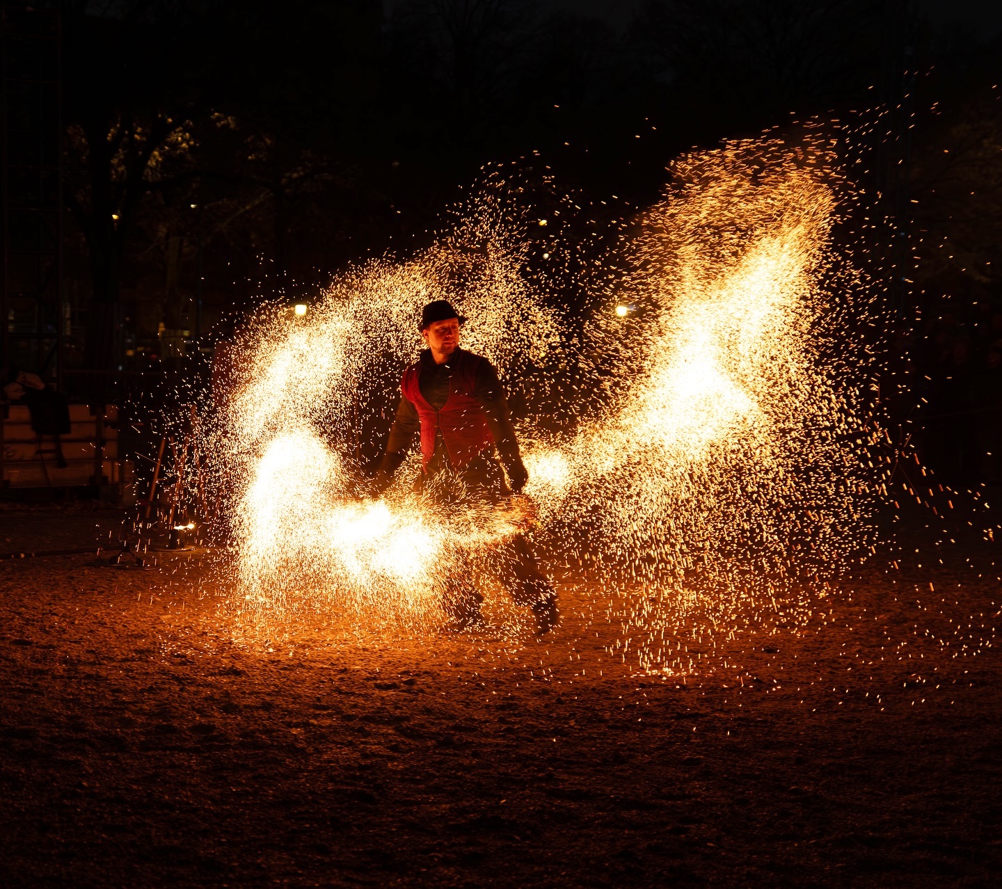 🤍 Merry Christmas everyone 🤍 Fireshow with the great artist Paul @soul_on_fire_feuershow #christmas #merrychristmas #merrychristmas2024 #merrychristmasmunich #christmasmunich #fireshow #fireshow🔥 #fireshowmunich #munichphoto #munichphotographer #munich #feuershow🔥 #feuershow #feuershows