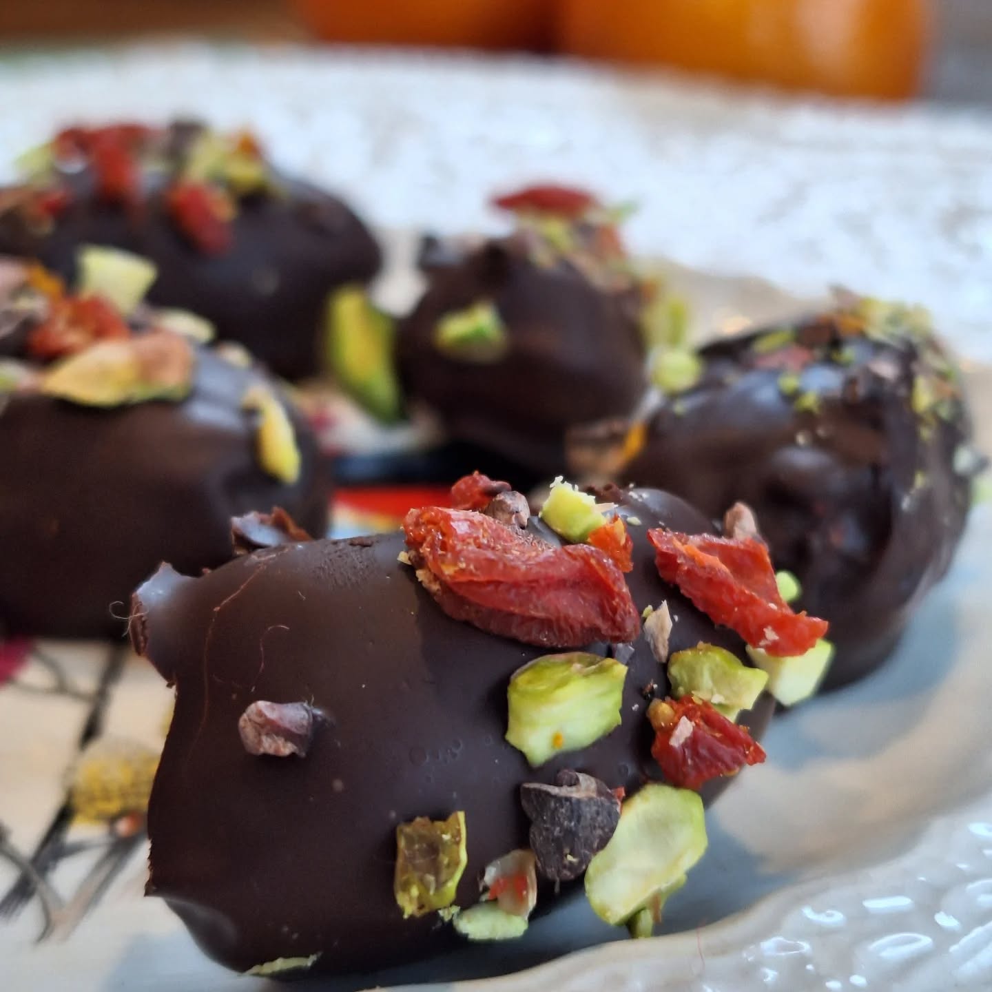 Dark chocolate covered dates
This recipe makes the perfect food gift, is a great accompaniment to a cheese plate, or as a healthy snack during the holidays! 🎄
12 Medjool dates, pitted
115gr good-quality dark chocolate, melted
3 Tbsp nut or seed butter (e.g., tahini, almond, or cashew)
For topping: chopped nuts and dried fruit (e.g., pistachios and goji berries), cacao nibs, pomegranate seeds, bee pollen, grated orange zest, etc.
Stuff each date with nut or seed butter. Dip in melted dark chocolate and sprinkle with toppings of choice. Refrigerate until set. Enjoy!
#holistic #nutrition #health #wellness #snack #healthysnack