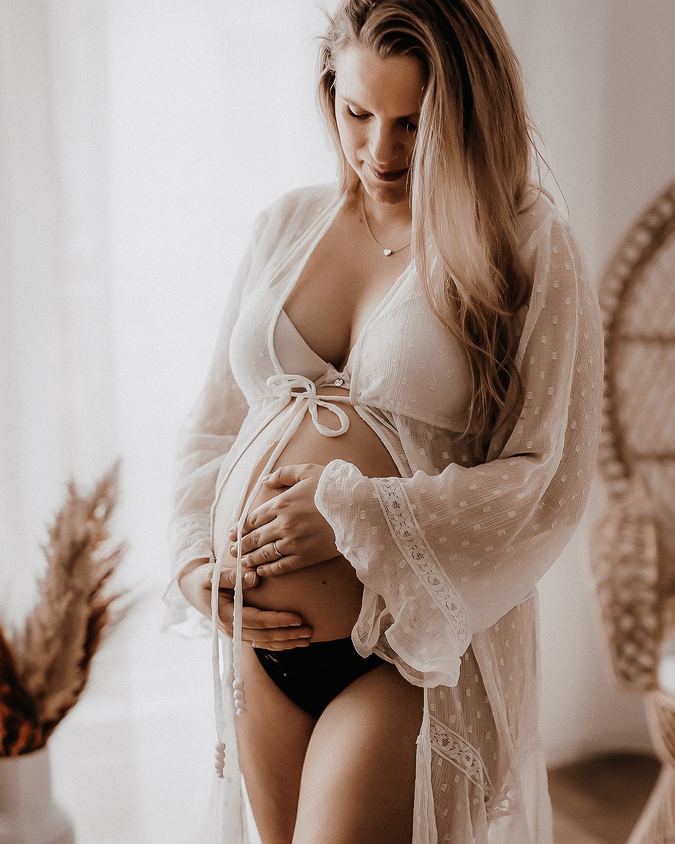 Eure Liebe im Fokus – für Erinnerungen, die bleiben
„Ich bin so unsicher vor der Kamera.“ „Wie soll ich auf den Bildern aussehen?“ – Kommt dir das bekannt vor? Viele fühlen sich gehemmt, vor der Kamera ganz sie selbst zu sein. Doch genau dafür bin ich da.
Bei meinem Shooting könnt ihr euch fallen lassen, ganz ohne Druck oder Erwartungen. Egal, ob ihr schüchtern seid oder euch unsicher fühlt – ich schaffe eine Atmosphäre, in der ihr euch wohlfühlt.
Mit meiner Erfahrung und meinem Feingefühl leite ich euch durch den Moment, sodass wunderschöne, intime und authentische Bilder entstehen. Eure Liebe, eure Verbindung – festgehalten für die Ewigkeit.
Egal, ob allein oder mit deinem Partner: Gemeinsam kreieren wir Bilder, die eure Geschichte erzählen und euch genau so zeigen, wie ihr seid – voller Wärme, Echtheit und Gefühl.
Bucht euer Babybauchshooting jetzt und lasst uns Erinnerungen schaffen, die ihr für immer lieben werdet.
Schreib mir direkt eine Nachricht, um deinen Termin zu sichern!
Ich freue mich auf dich…🤎
#intimeMomente #authentischeFotografie #eureLiebeimFokus #schwangerschaftsfotografie #babybauchshooting #natürlicheFotos #unvergesslicheMomente #emotionalefotografie #paarshootingliebe #familiemitherz #hamburgfotografin #rahlstedtfotografie #schwangerschaftmitliebe #momentsforever #kreativefotografiehamburg #babybauchliebe #erinnerungenfürsleben #schwangerschaftsstudio #liebeundbauch #fotografiemitherz
TAGESLICHTSTUDIO
FOTOGRAFINHAMBURG
RAHLSTEDT