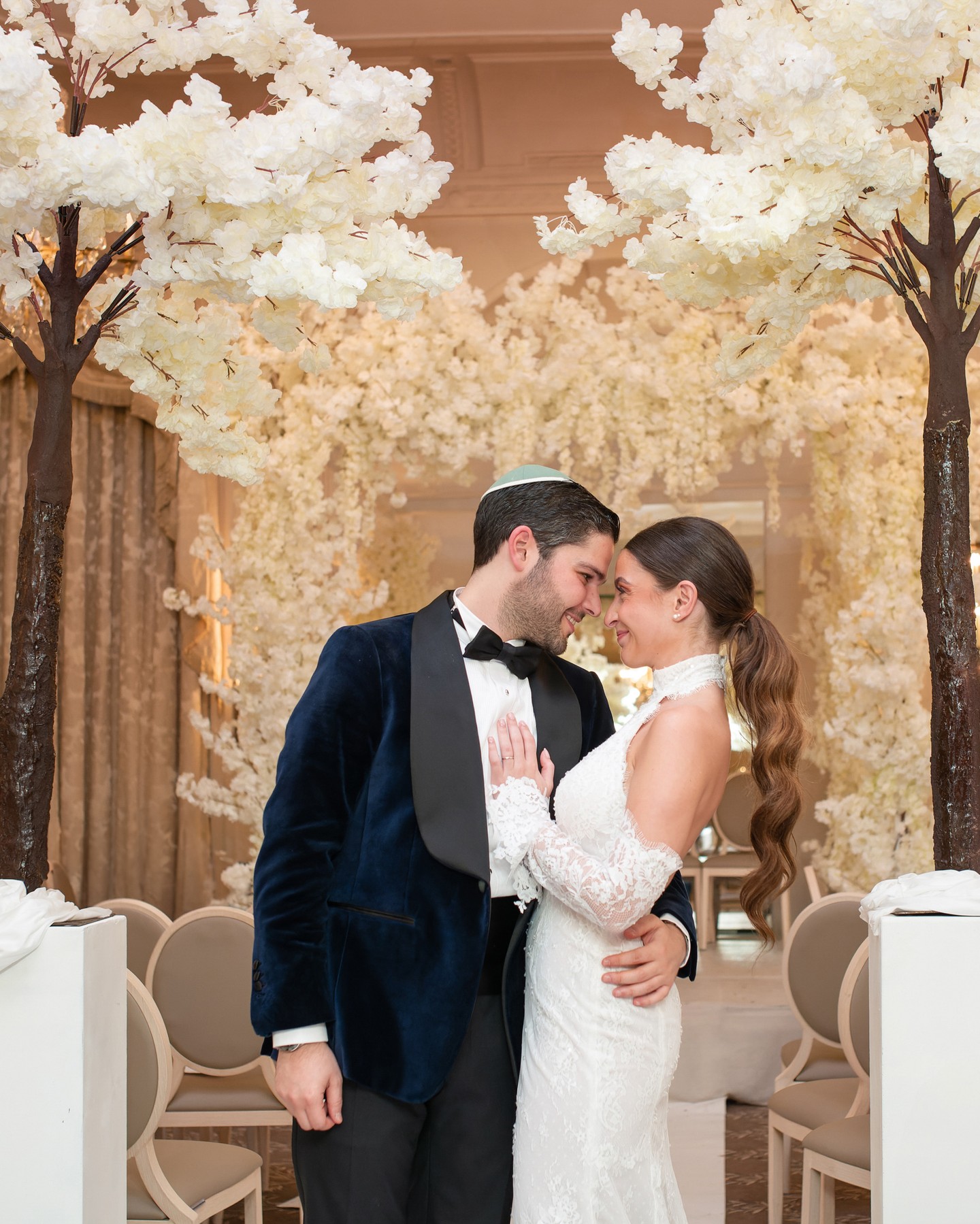 Suite et fin du mariage d'Emma et Théo qui restera gravé dans ma mémoire ...
Le cadre exceptionnel du pré Catelan, la cérémonie empreinte de spiritualité puis cette belle soirée organisée par l'orchestre, un régal ...
La soirée était folle, une ambiance festive comme rarement j'ai vu..
Bravo à l'orchestre mais également un big up à Eric L.😉 qui nous a fait un show incroyable ..
Je tiens également à saluer la déco & coordinatrice, le traiteur ainsi que le bar insolite qui auront contribués à faire de cette journée, un moment unique et inoubliable.
Et enfin, merci à toute mon équipe🙏 merci à Mohamed, vidéaste mais avant tout mon ami❤️ merci à Mouna, ma co-pilote photographique📸🤪 et merci à Gabriel (2e caméra) & Nassira💯 (Content Creator)
.
Lieu: @leprecatelanlenotre
Déco: @facebevenements
Orchestre: @rhapsody_musiclive
Coordinatrice: @facebevenements
Traiteur: @leprecatelanlenotre
1e vidéaste: @mcimage_cinematographer
2e vidéaste: @refiqaetgabriel
1e photographe: @ericc.wedding
2e photographe: @mounucs
Content Creator: @nassira_chikhi_contentcreator
Bar: @bar_insolite
.
.
.
#photographemariageparis #photographedemariageparis #photographemariageidf #photographemariageiledefrance #photographemariage #mariagejuif #photographemariagejuif #houppa #mariagejuifparis #photographeparis #couplephotographeparis #photographecoupleparis #photodemariage #photographedemariage