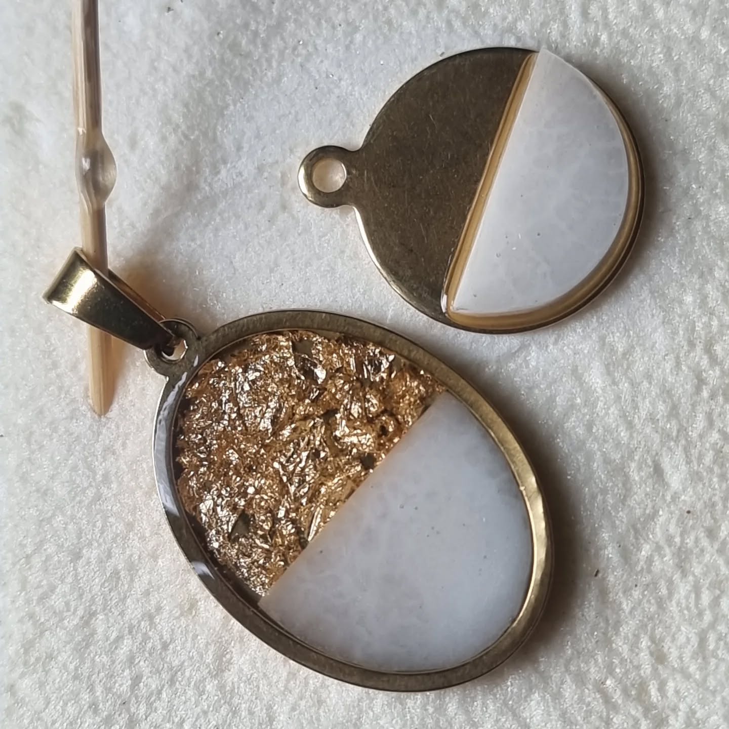 Découvrez l'élégance intemporelle de Votre collier en lait maternel, une pièce unique qui célèbre la maternité et l'amour inconditionnel. Chaque collier est soigneusement fabriqué à la main, capturant non seulement la beauté du lait maternel, mais aussi les précieux souvenirs des premiers moments avec votre enfant.🤰👶🍼
Offrez-vous ou offrez à une maman spéciale un bijou qui allie style et émotion. Commandez dès maintenant et immortalisez ce moment précieux dans un collier que vous chérirez pour toujours.
N'hésitez pas à m'envoyer un message en privé pour toutes demandes 😇