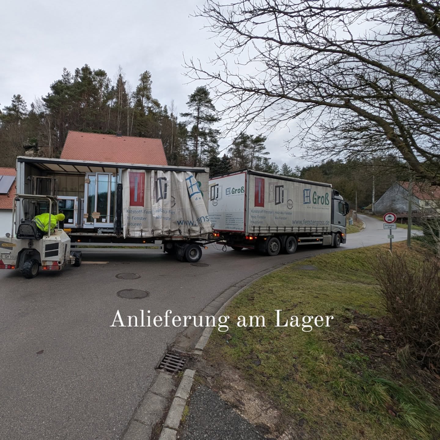 Schon bei der Beauftragung zur Fertigung wird uns das Zeitfenster zur Lieferung mitgeteilt. Aber es ist jedes Mal immer wieder genauso spannend und aufregend bis unsere Fenster da sind.
Fast schon einem Kind gleich, welches jeden Tag ein Türchen öffnet und dem Weihnachtsabend entgegen fiebert.
Ebenso freuen wir uns über jede Lieferung.
Am Lager werden die Gestelle abgeladen und alles auf Vollzähligkeit kontrolliert.
Hier werden auch alle Zusatzartikel wie z.B.: Fensterbleche und Montagematerial kommissioniert.
Am Tag des Montagebeginns liefern wir alles frei Haus zu Ihrer Baustelle.
Dort werden die Fenster verteilt und bereit zum Einbau hergerichtet.
Wie's weiter geht? Bleibt dran!
#fenster #baustelle #handwerk #madeinbayern #oberpfalz #haus #wohnen