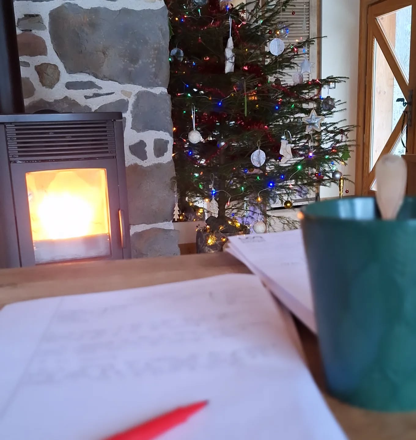 💻🎄Happy work ou "arbejdsglæde" disent nos voisins scandinaves...
Ce mot bien à eux , alliant Arbejde “travail” & glæde “joie”, décrit le bonheur au travail.
Le lodge est mon bureau-refuge pour travailler en cette période : Chaleur du poële, chocolat chaud, 🎶 de Noël...c'est peut être "kitch" mais c'est pour moi "The" ambiance de télétravail hivernale, sereine et productive 😉.
Des amateurs/trices pour du cowork en janvier ?
#teletravail #workation #theplacetobe
#igerspuydedome #igersauvergne #slowlife #montdore #travaillerautrement #vacancesalamontagne #plaisirsimple #noelapproche #auvergnerhonealpestourisme