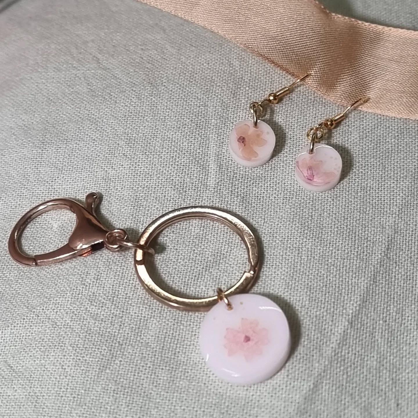 Découvrez Vos magnifiques boucles d'oreilles et porte clé en lait maternel, un bijou unique qui célèbre la maternité. 🤰👶🍼
Chaque paire est soigneusement fabriquée à la main, transformant vos précieux souvenirs en un accessoire élégant et significatif. Idéales pour les mamans qui souhaitent porter un symbole de leur amour inconditionnel, ces boucles d'oreilles sont personnalisables et réalisées sur commande.
Offrez-vous ce bijou spécial ou offrez-le en cadeau à une maman chérie. Commandez en message privé dès maintenant et portez un souvenir intemporel !