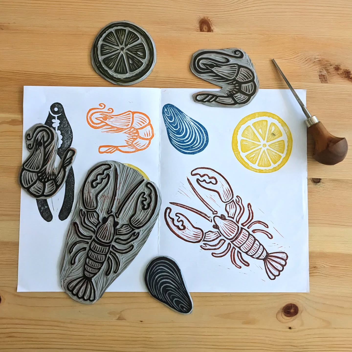 Who's already thinking about Christmas dinner?đ
I've carved several different pieces, and now it's time to figure out how to bring them all together!
This post is dedicated to my dad, who loves seafood even more than I do!
.
.
.
#seafood #seafoodprint #lobsterprint #prawsprint #printmaking #stamps #handcarvedstamps #testprint #blockprinting