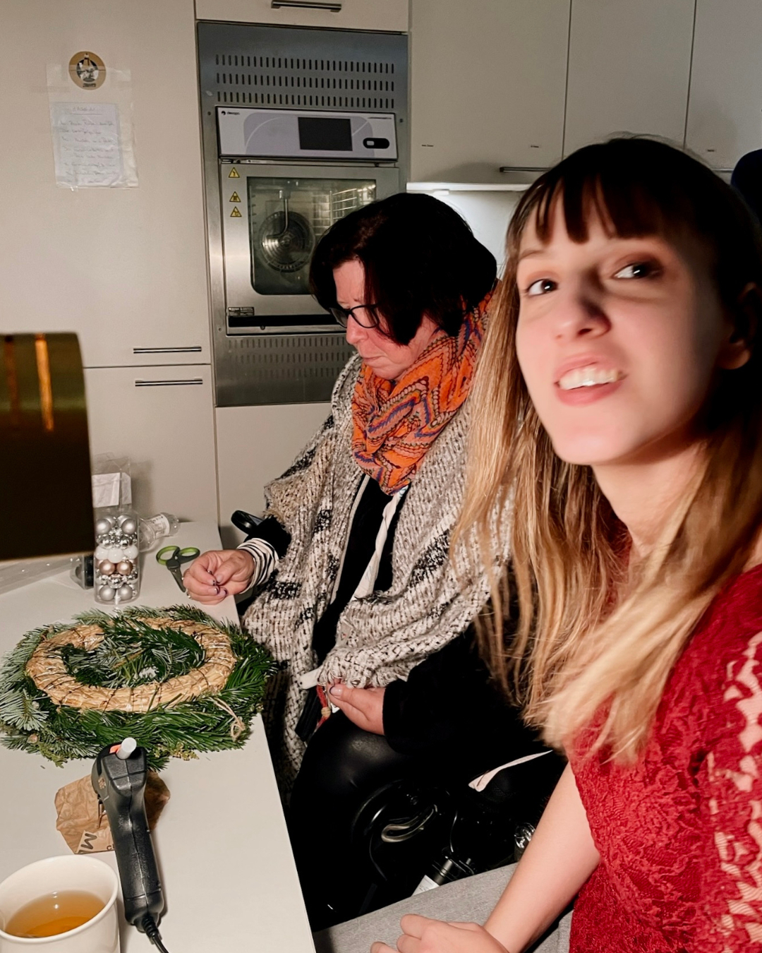 Wir hatten Weihnachtsfeier mit unseren ehrenamtlichen Unterstützer*innen im Haus für morgen. ✨ ❤️ 🎄
Gemeinsam haben wir gelacht, gebastelt und das Zusammensein genossen – ein wunderbarer Abend, der zeigt, wie wertvoll Gemeinschaft ist.
Wir hoffen ihr habt auch eine gemütliche Vorweihnachtszeit und seid bereit für den Feiertagstrubel. ☺️
#hausfürmorgen #christmas #weihnachtsfeier #bettertogether