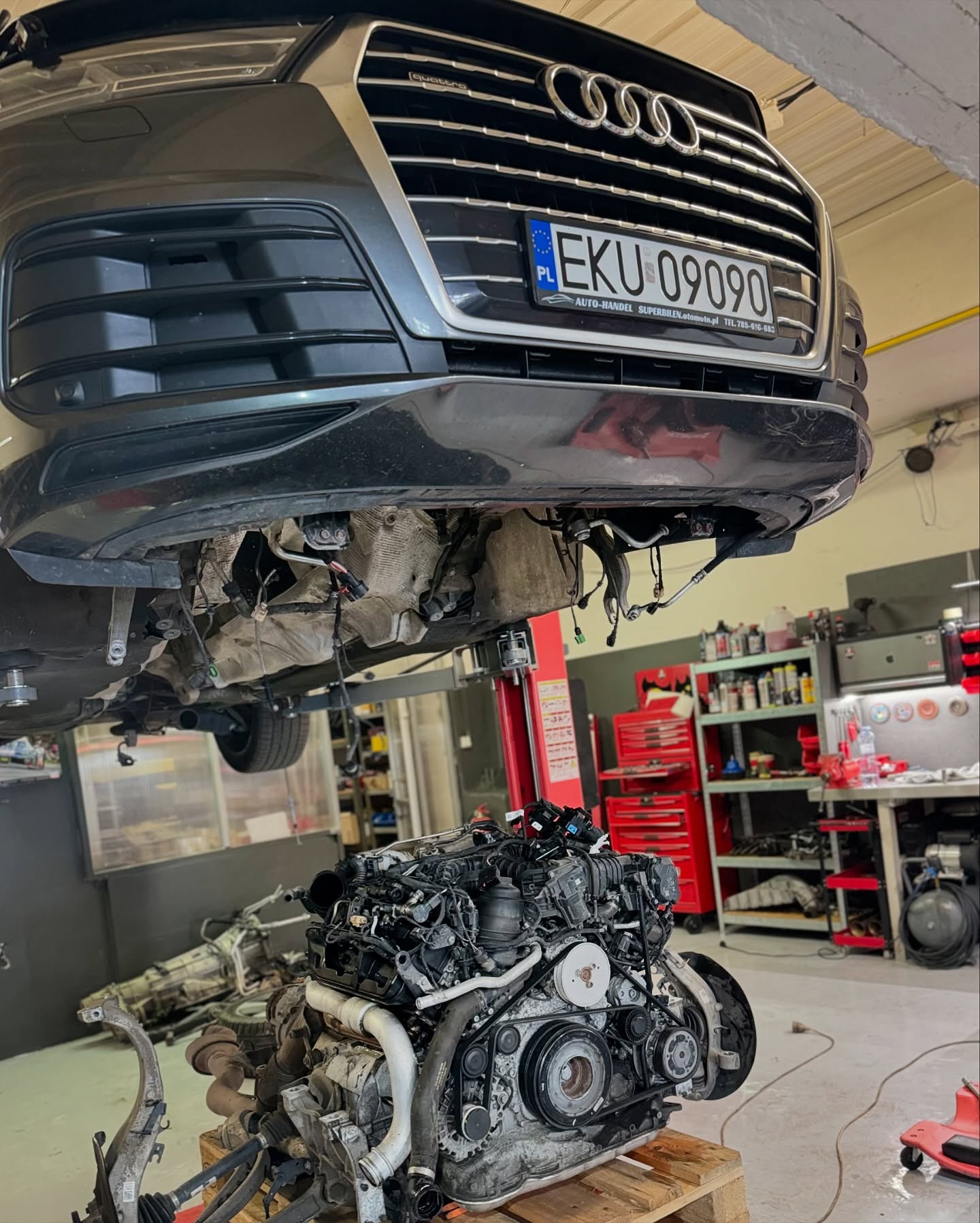 Audi Q7 3.0 TDi 200 Kw
.
Výměna vadných vačkových hřídelí a vše co je k tomuto servisnímu zásahu potřebné.
.
Plus přetěsnění celého motoru, čištění sání, výměna provozních kapalin.
.
#audi #audiq7 #quattro #v6 #tdi #engine #repair #czechboy #czechrepublic #brno #car #auto #mechanik #germanycars #tools #motor #getriebe #engineering #engineeringlife #work #insta #instaphoto #instagood #service #vw #skoda #exhaust #turbo