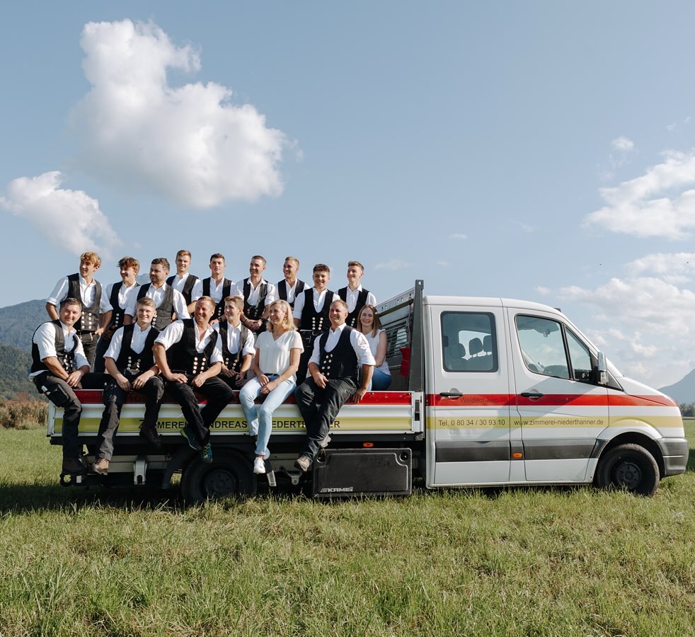 WINTERPAUSE❄️
Wir machen Betriebsurlaub & wünschen euch und euren Familien schöne Weihnachten und einen guten Start ins neue Jahr!✨🎄
Ab dem 13. Januar sind wir gerne wieder für euch da.
Eure Niederthanners⚒️
#betriebsurlaub #wohlverdient #energietanken #weihnachtszeit #gutenrutsch #holzbau #zimmerertreffpunkt #zimmerer_auf_insta #rosenheim #inntal #brannenburg #nussdorfaminn #holzbau #staadezeit #hausbau2025 #durchstarten #zimmereiniederthanner