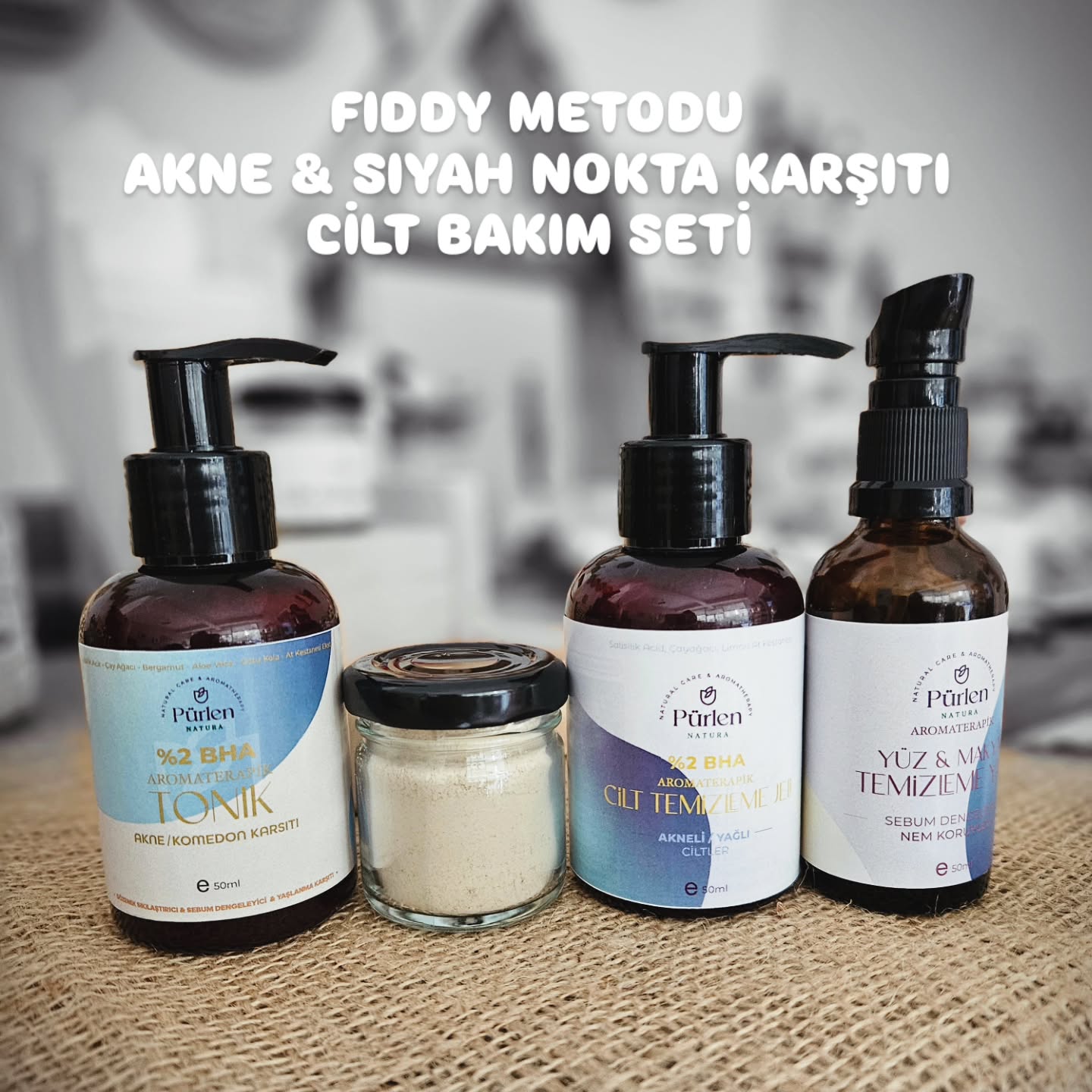 Eveett, kişiye özel en çok satanlarda olan, olumlu çok geri dönüş aldığımız ürün setimiz artık görsellerde!!
Burun , çene ve alında biriken siyah nokta görüntüsüne artık son!
1. Salisilik asit içeren toniği sorunlu bölgeye sıkıp, kurumasını bekliyoruz.
2. Ardından yeşil kil maskesi hazırlayıp, ciltte kuruyana kadar bekletiyoruz.
3. Sorunlu bölgeyi yağ bazlı temizleyici ile KURU OLARAK iyiice masaj yaparak yediriyoruz . ( bu esnada elinize siyah noktalar gelmeye başlayacak)Ardından hafif ıslatarak sütsü kıvama gelmesini sağlıyoruz, biraz da booyle yediriyoruz. Sonra yıkayarak temizliyoruz.
4. Günlük kullandığınız cilt temizleyiciniz ile son olarak yine masajla cildinizi temizliyorsunuz. Biz bu setimizde yağlı ciltlerin de kullanabileceği SALİSİLİK ASİTLİ TEMİZLEYİCİ yi ekledik. Kişiye özel değişiklik yapabiliriz. 😇
Sonuç, siyah noktadan arınmış, ışıl ışıl parlayan, sıkı bir cilt👌🏻🤌🏻👍🏻
#purlennatura #salisilikasit #doğalcilttemizliği #kişiyeözelkozmetik #doğalkozmetik #dogalkozmetik #aromaterapi #fiddymethod #fiddymetodu