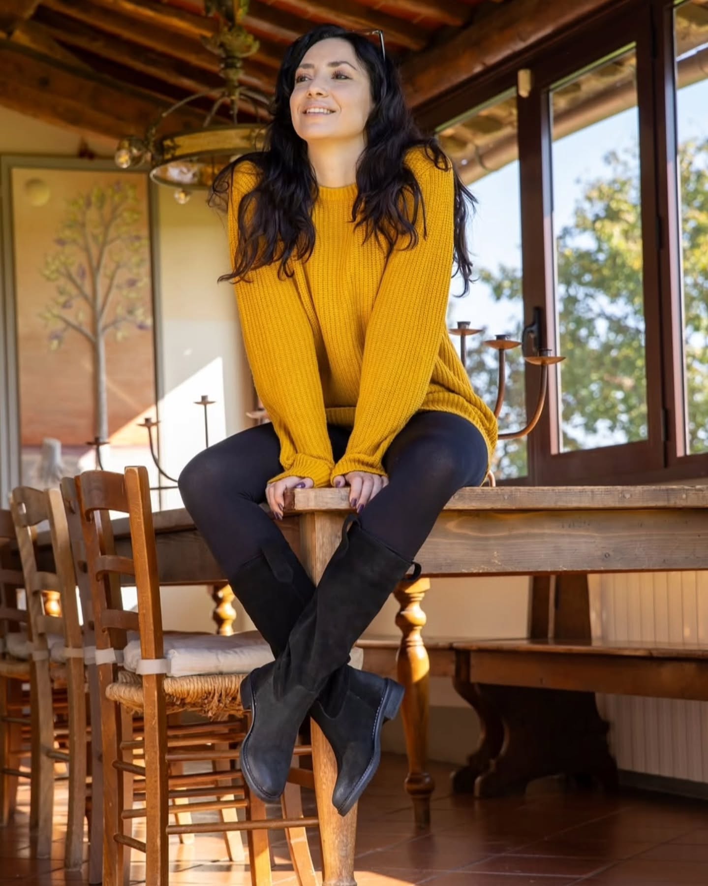 Vi dedico tutto.
A voi che in questo anno mi avete salvata, sostenuta, supportata in ogni modo possibile. A voi che trovate sempre 5 minuti, un caffè, un messaggio, un "come stai" sincero, una telefonata, un pensiero. A voi grati per la mia amicizia, a voi interessati alla mia salute, a voi entusiasti per i miei progetti. A tutti voi che mi coprite le spalle, che mi allungate una mano, che mi donate un pezzo di vita, di tempo. Con semplicità, con purezza, senza pegni né prezzi da pagare. Voi. Voi sapete chi siete.
Vi dedico tutto, vi auguro ogni felicità ✨
•
•
Ph @niccolo_poppi for @calzaturificiopratesi
•
•
#adcampaign #madeintuscany #winterfashion #leather #leatherboots #countrylife #valdambra