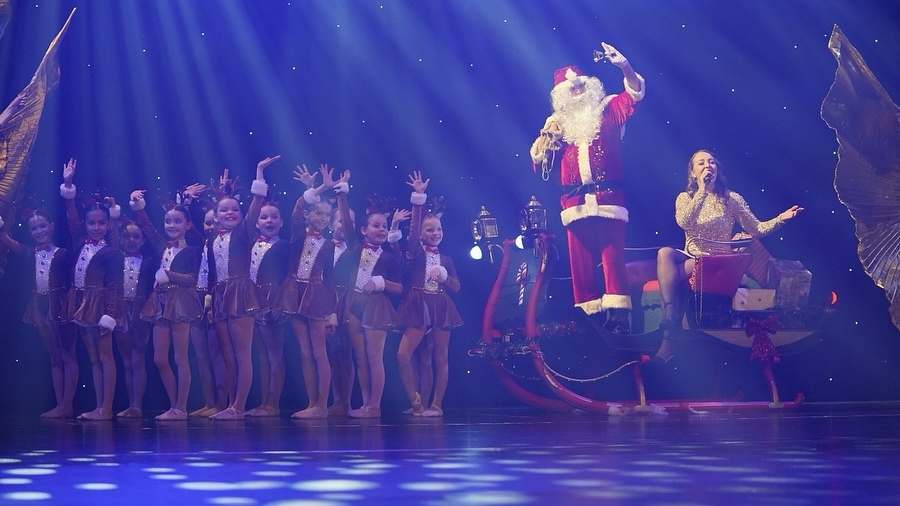 ✨ Was für ein unvergessliches Wochenende! Unsere Christmas Gala war einfach MAGISCH! 💫🎶
Alle haben abgeliefert – auf der Bühne, hinter den Kulissen und im Publikum. Ihr wart der Hammer! 🙌✨
Danke für die vielen Gänsehaut-Momente!
Ein riesiges Dankeschön an @allan_ememns 📸 für die unfassbaren Bilder 🎥💖
Wir sind einfach dankbar für diese unglaubliche Reise – von der ersten Probe bis zum großen Finale. Danke an alle, die Teil davon waren.
#Wondream #ChristmasGala2024 #HerneKultur #Danke #MagischeMomente