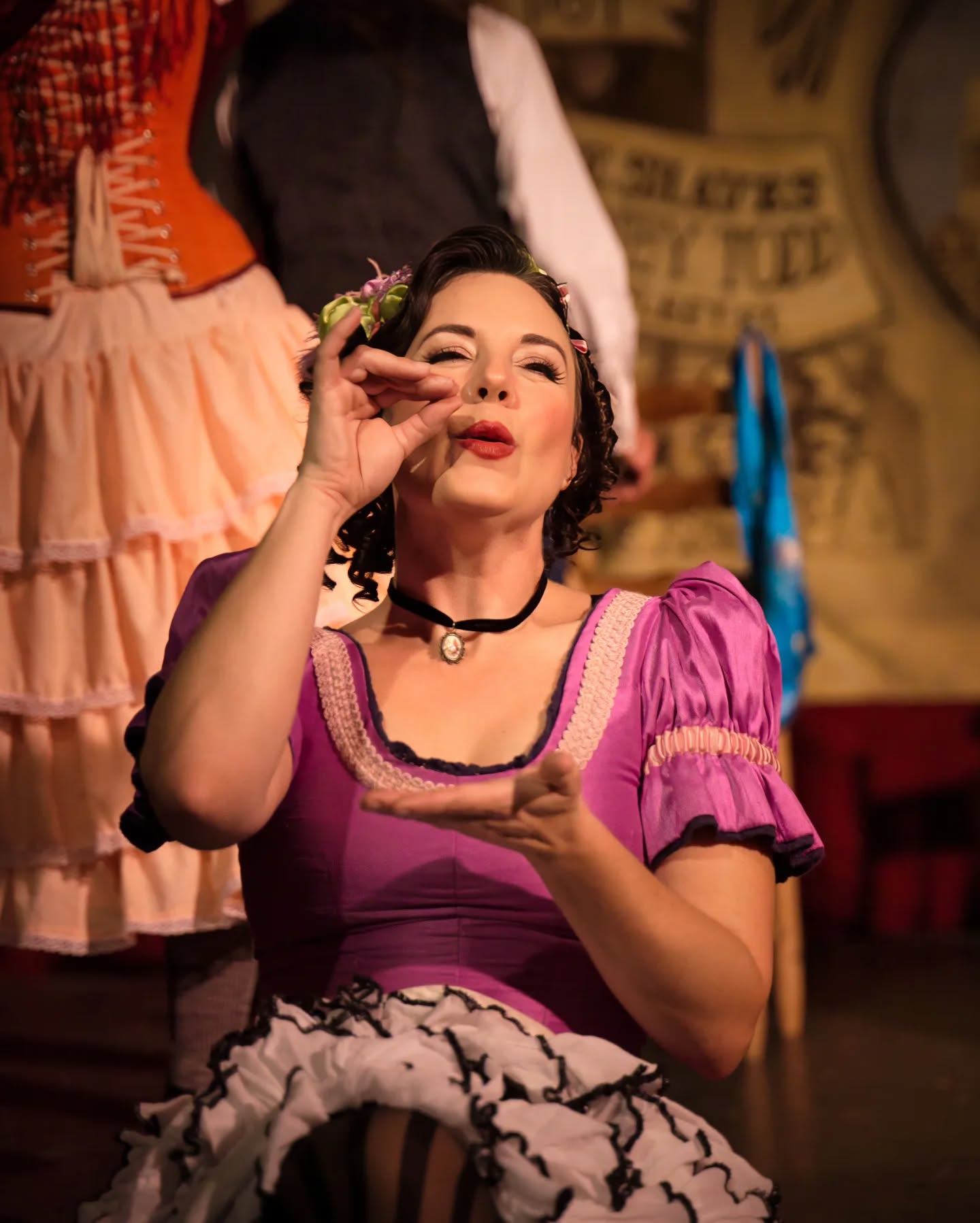 Come to @dickensfair and have a cup of tea with us ☕
📷 Photo credit: @mrobalino8
#dance #cancan #performance #performer #dancer #christmas #fait