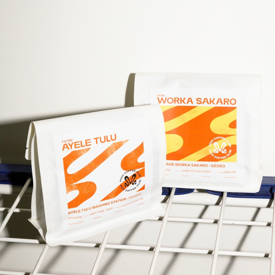 🇪🇹 AYELE TULU & WORKA SAKARO
Nos deux nouveaux cafés filtres de saison. Ils incarnent la richesse et la qualité incomparable des cafés éthiopiens.
🌱 WORKA SAKARO, Gédéo
Des notes enveloppantes de fruits mûrs, de fleurs et un corps intense pour ce magnifique café en voie nature (cerises de café séchées intégralement). Un coup de cœur instantané dont on ne se lasse jamais.
🏔️ AYELE TULU, Sidama
Une bombe de fruits exotiques et de complexité pour ce café travaillé en anaérobie. Avant séchage, les cerises de café passent par une étape de fermentation sans oxygène, développant le côté fruité et sucré du café. Attention, quantités limitées !
À découvrir dès maintenant en filtre
📩 Professionnel·le ? Passez commande dès maintenant via nos DM ou par mail à hello@mojocoffeeclub.com !
📍 Particulier·e ? Retrouvez nos cafés chez nos partenaires revendeurs !
#CaféÉthiopien #TorréfactionFrançaise #SpecialtyCoffee #VoyageEnTasse
📸 @paulinegouablin