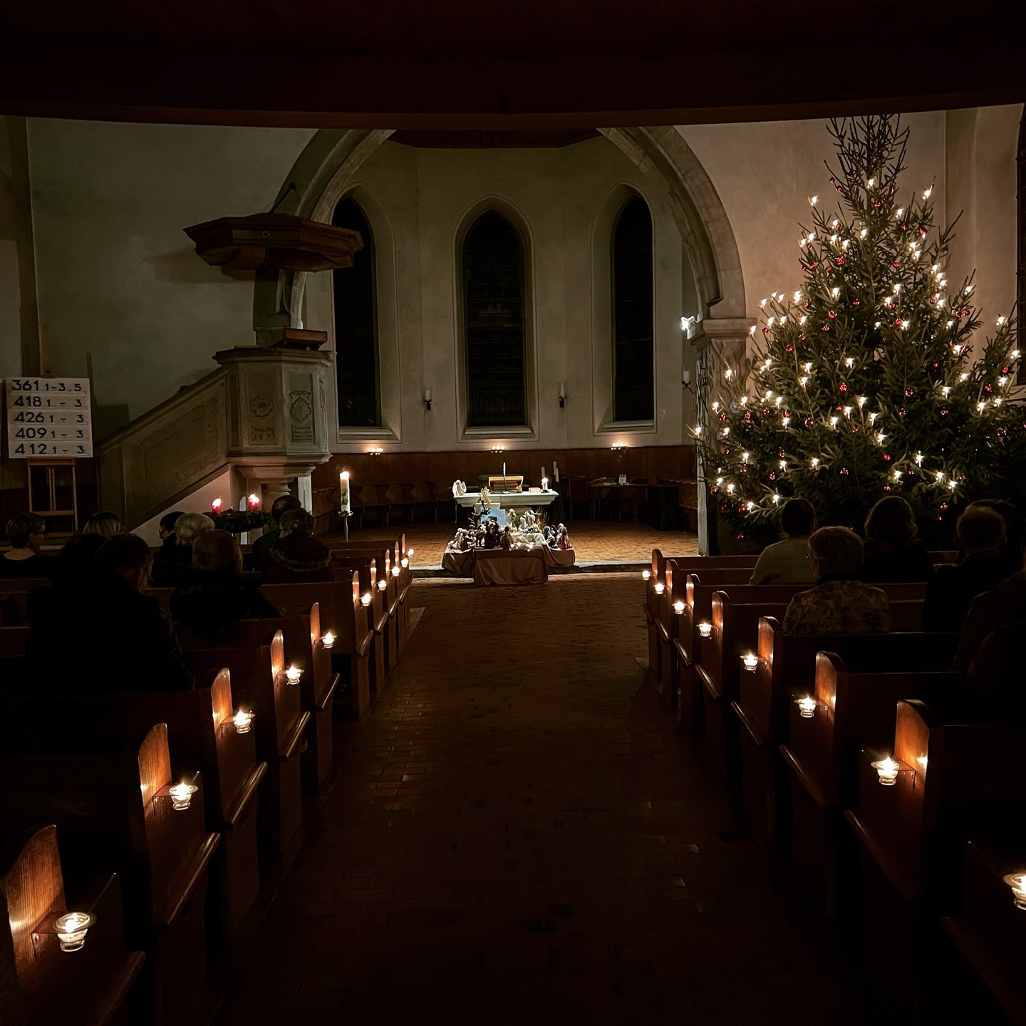 Herzlich willkommen zu unseren Weihnachtsgottesdiensten in der Kirche Oberburg!
- Heiligabend, 24. Dezember 2024, 22.00, mit Niklaus Friedrich
- Weihnachtsmorgen, 25. Dezember 2024, 09.30, mit Christian Carlos Adrian. An beiden Feiern spielen Martin Geiser, Orgel, und Judith Eigenmann, Akkordeon. Am Weihnachtsmorgen feiern wir zudem Abendmahl. #oberburg #kircheoberburg #weihnachten2024 #weihnachten2024✨⭐️✨ #gottesdienstanweihnachten #chumverby