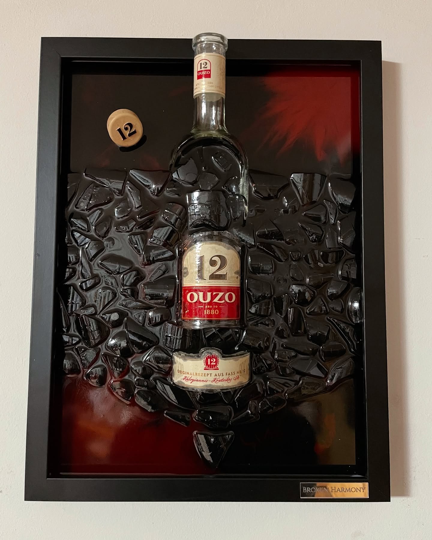 Ouzo Flasche im 40x30cm Rahmen mit roten Farbelementen 🍾🔨