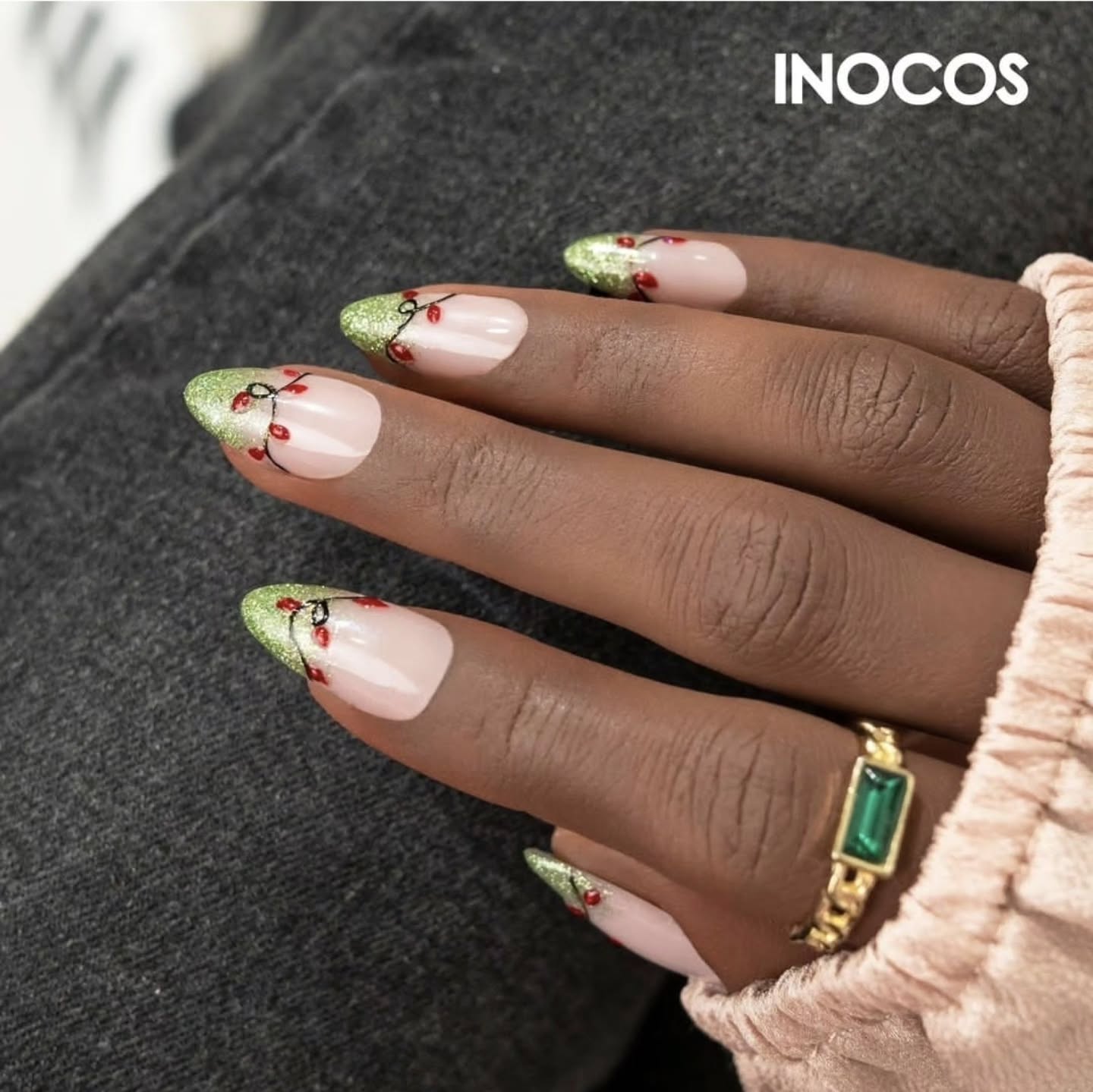 Le scintillement des lumières de Noël 🎄 maintenant sur vos ongles aussi🎅
Parce que l'esprit de Noël commence dans les petits détails🌟
Produits disponibles chez 🛒 www.chicachic.ch
#inocos #inocossuisse #inocosvernizgel #vernissemipermanent #vernizgel #inocoslovers