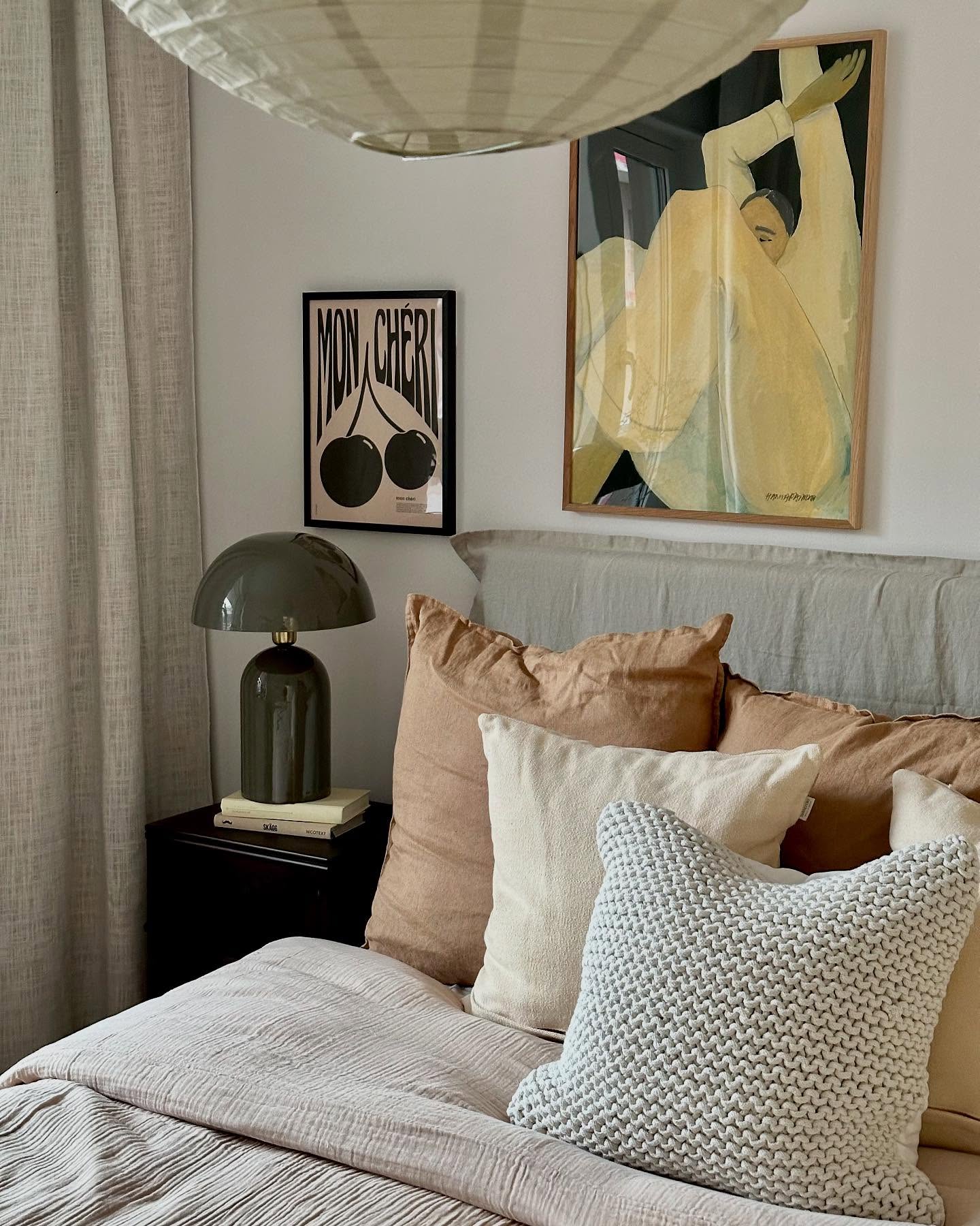 Snart är det julafton och julledigt
Alla fysiska uppdrag är nu slutförda för i år och nu återstår det bara att fakturera och färdigställa bokföringen med alla miljoner kvitton och fakturor. Sedan är det jul 🌲
Underbart skönt att ligga kvar och dra mig i sängen med en kaffe i morse & därefter en lugn skön skön promenad med Lurvas. Några julfiranden på olika håll i helgen och även lite julstök i köket, det blir mysigt det.
Några julklappar kvar, som sig bör 🤎
Bilder från lägenheten på Backaplan för
Skandia Fastigheter, sista uppdraget för i år.
Fler bilder kommer snart från fotograferingen i torsdags.