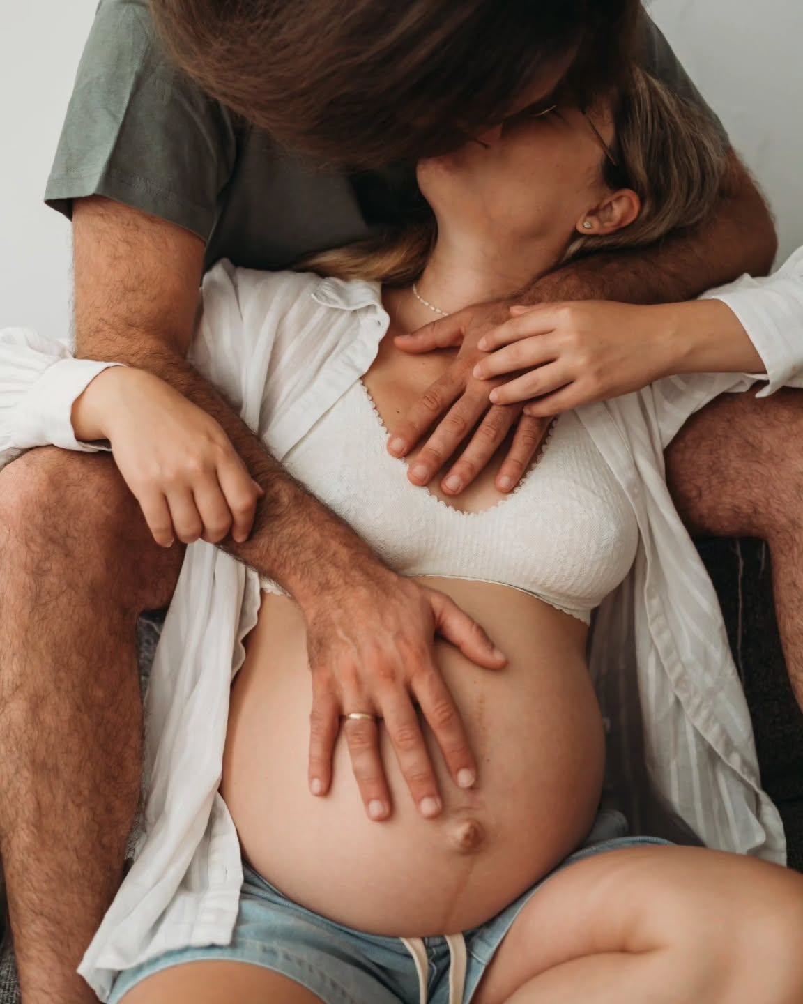 זה נכון שלפעמים את לא מזהה את עצמך מול המראה.
הכל פחות נוח ומסורבל, המון שינויים יומיומיים.
הזמן לא זז ואז פתאום טס, בדיוק כשאת צריכה שקצת יאט, שתהיה לך שניה להבין ולהתכונן למה שהולך לקרות כאן עוד רגע.
אז תעשי בשבילך ובשבילכם משהו שישאר, קחי לכם זמן זוגי או משפחתי, כדי שאחר כך, כשיהיה לך רגע לעכל, להפנים ולהיזכר תביני מה עשית ויצרת במשך 9 חודשים, ולמה את מסוגלת.
.
.
.
.
.
.
..
.
.
.
.
#ayalabarak_photography #all_israel
#צילומיםבביתהלקוח #הריון #היריוןולידה #היריון #נשים #נשיות #אישה #הריון
#הריוןולידה
#הריוןולידה🤰
#eyemamaproject ##mamaandthestars #lookslikefilm #portaitpage #rsa_portraits #portraitvision #unraveledacademy #mamaandthestars
#pictime_us #chanukaheve_ii