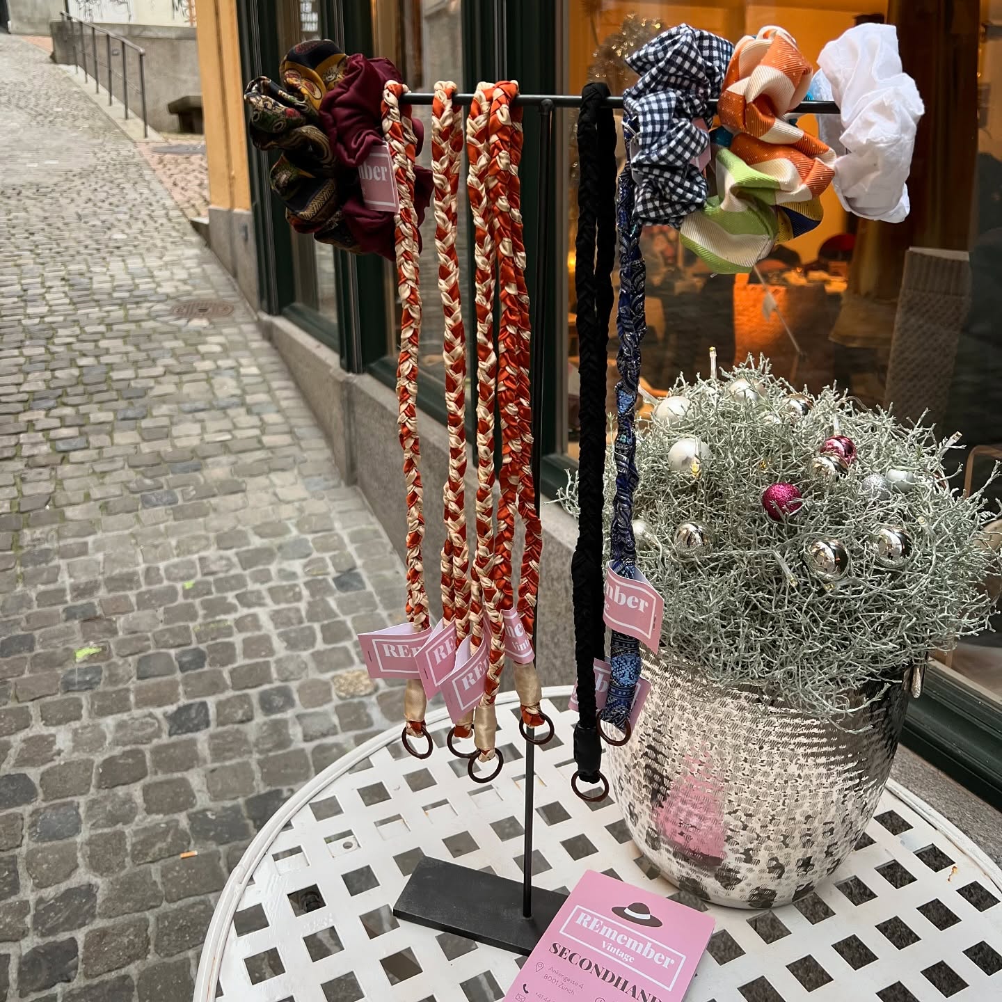 Keychains and Scrunchies by REmember Vintage 🫶🏽
Handmade in Zurich from secondhand material 🪡🧵 Metal rings from @offcutzuerich. Silk and cotton fabrics with a story.
#secondhand #vintage #handmade #zurich #