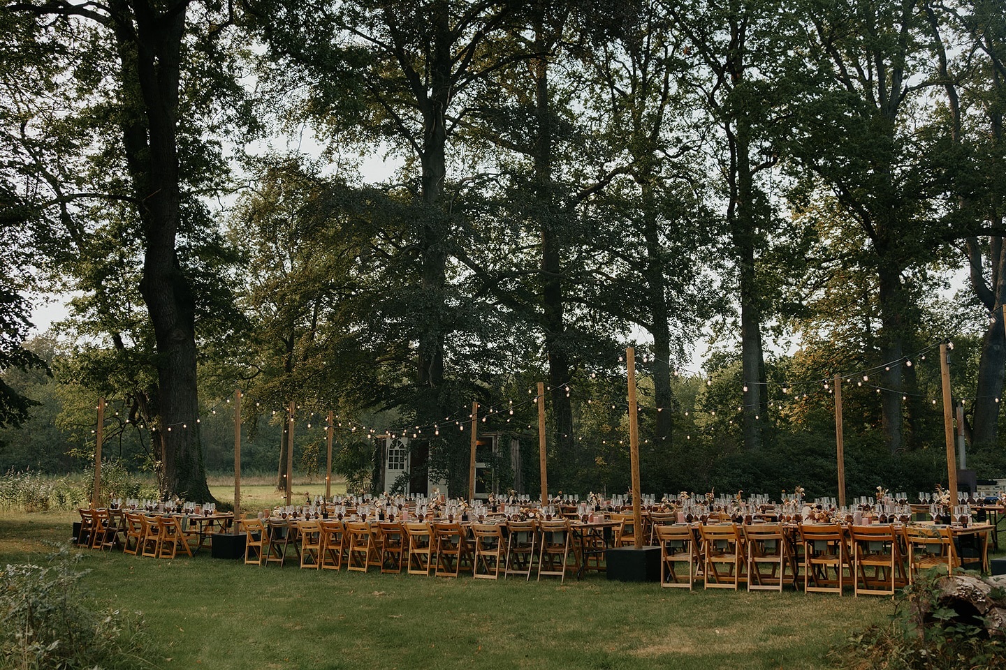 Gewoon even een leuke zomerfoto om het vieze grijze winterweer te compenseren. Nah.
Foto @heimat_verhalen
Locatie @bleyckhof
Meubilair @woodfestevents
Lichtjes @dbmoonlight