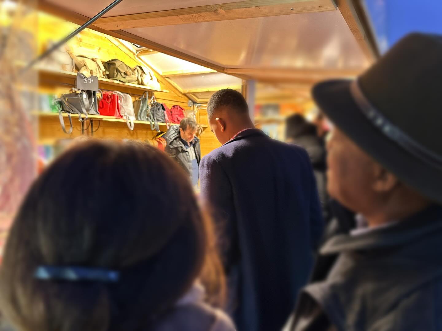 En ce 25 décembre, j’ai eu le plaisir de me rendre dans les marchés de Noël parisiens.
C’est toujours un véritable plaisir de découvrir le travail de nos #artisans et d’échanger avec eux. Je les remercie pour leur accueil chaleureux.
Les marchés de #Noël incarnent parfaitement l’esprit de cette période : un carrefour de #convivialité, de #partage et de #solidarité. Comme il serait souhaitable que cet esprit nous accompagne tout au long de l’année à venir…
Je vous souhaite à tous un joyeux Noël, entourés de ceux qui vous sont chers. 🎅🏻🎄🎁