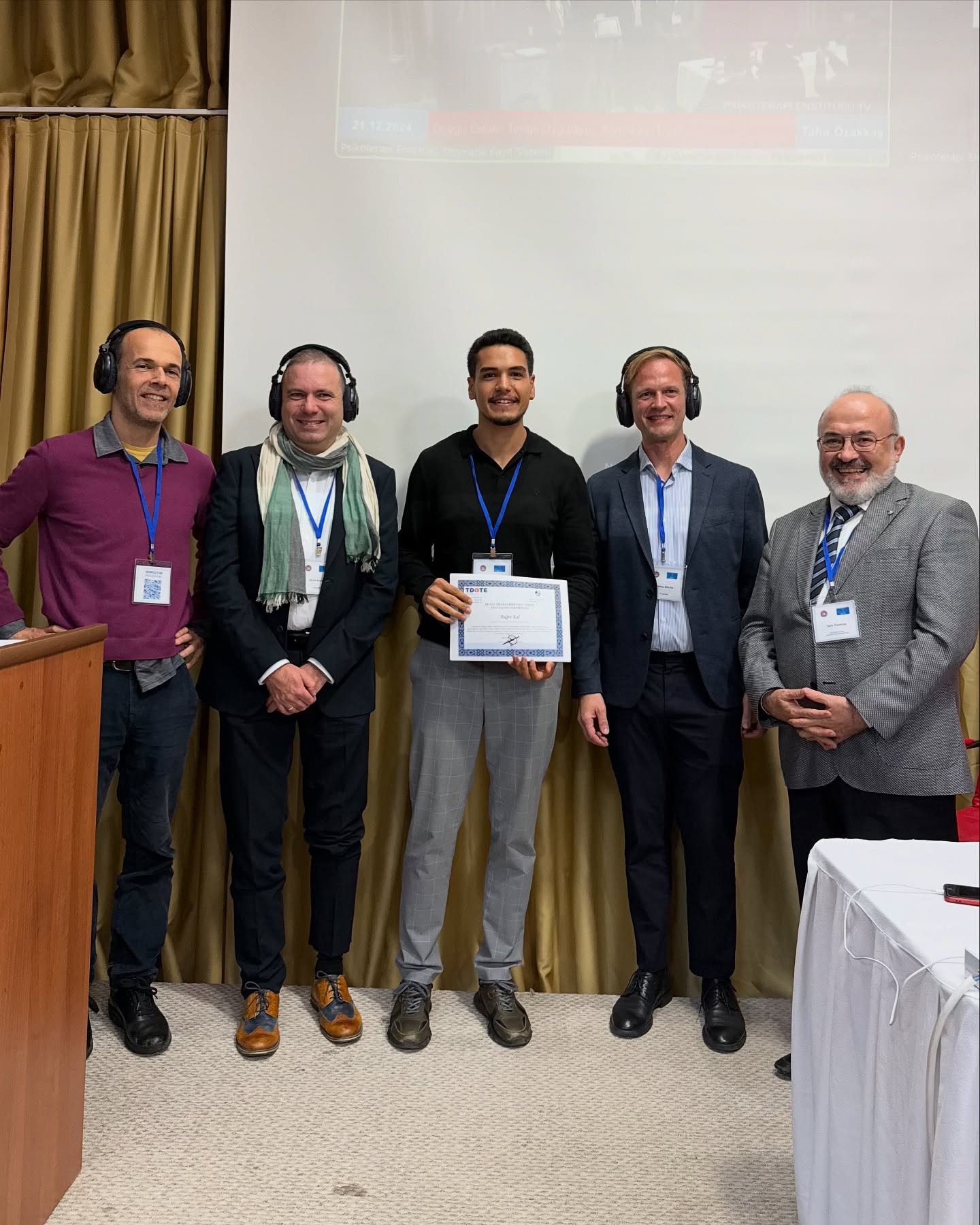 Mesleki kariyerimde önemli yeri olan Duygu Odaklı Bireysel Terapi’nin teorik eğitimini ve 24 saatlik süpervizyon sürecini tamamlayarak Duygu Odaklı Bireysel Terapi Uygulayıcı Sertifikası’nı almaya hak kazandım. Sertifikamı alanın önde gelen isimleri Tahir Özakkaş, Ueli Kramer, Markus Bockle ve Nuno Conceicao gibi değerli hocalarımızın takdim etmesi gurur vericiydi. Süreçte emeği geçen tüm hocalarıma ve Türkiye Duygu Odaklı Terapi Enstitüsü’ne teşekkür ederim. Ayrıca SEPI Türkiye Bölgesel Ağı olarak düzenlediğimiz “Türkiye’de ve Dünyada Psikoterapide Çağdaş Gelişmeler” başlıklı sempozyuma düzenleme kurulu üyesi olarak katkı sağladım. Sempozyumun düzenlenmesinde emeği geçen arkadaşlarıma ve konuşma yapan değerli hocalarımıza teşekkür ederim. #psikoterapi #psikolog #duyguodaklıterapi #seans