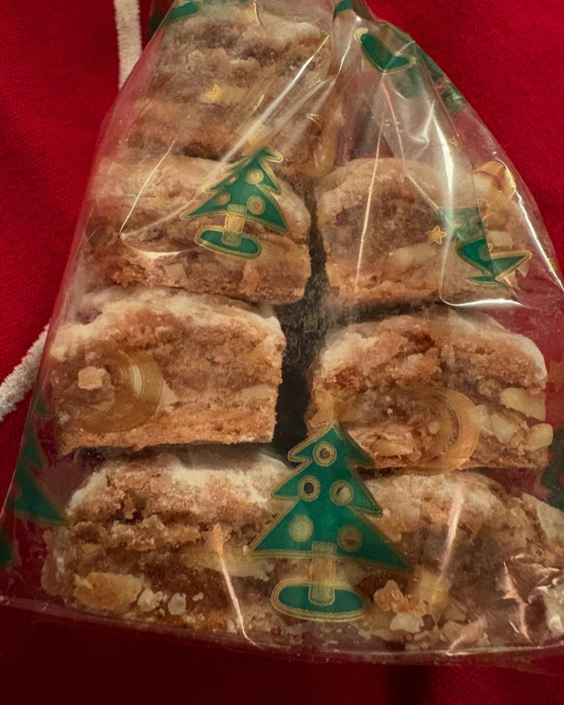 Semesterabschluss an der Uni Basel: Selbst gemachte Basler Leckerli zum Abschied bekommen! 😍⭐️ Das war ein tolles Semester mit einer super Seminargruppe! @germaunibasel @unibasel #seminar #plurizentrizität #germanistik #variationslinguistik #variationslinguistin #variationslinguistinsusanne #basel #baslerläckerli