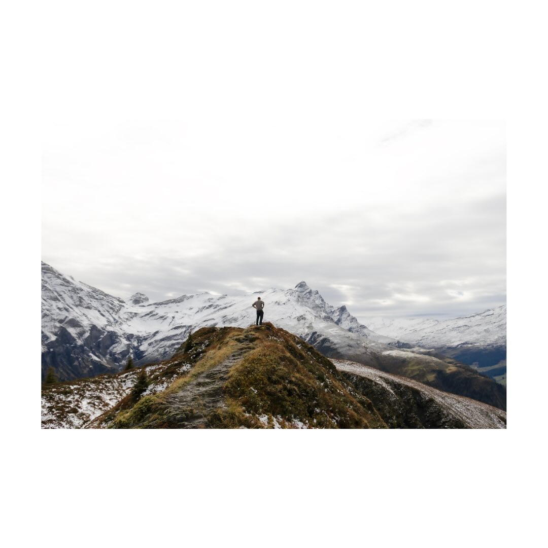 Small Human
Grosses Panorama, kleiner Mensch, das
war meine Idee für dieses Bild. Dafür habe
ich bewusst die Person auf den höchsten
Punkt von dem Pfad gestellt. Man
erkennt, dass die Person eine aufrechte
Haltung hat und nach rechts ins Tal schaut.
Die Blickrichtung ist somit die erste Führ-
linie. Die zweite ist der Pfad, der mitte
links beginnt und in der Mitte aufhört. Um
die weite Bergwelt einzufangen, habe ich
mich weiter hinten positioniert und mit dem Panoramwerkzeug gearbeitet.
Canon r7 | 1/800s | f5.6 | ISO 100
#canon #canonphotography #canon_photos