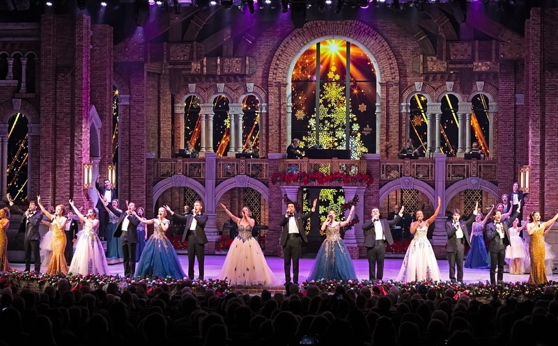 And that’s wrap! Last night we closed our beautiful show “Joy to the World” at @amtshows. It has been such an eventful few months and I’m beyond grateful I got to end this year on such a high note. It’s honestly been such a great pleasure to work with so many wonderful people. Thank you to @andreaemccormick for creating such a stunning show, inside and out, and for allowing me to be a part of something to incredibly special. Thank you @andykastrati and @savannahgrace_8 for all your hard work keeping us on track, your gracious understanding, and being just fabulously talented show captains! And to all of the cast and crew, thank you for helping me find the joy in performing again. You all made this year worth remembering and I’m beyond grateful to everyone for your kindness. Much love to you all and I look forward to what the next year brings us!
.
.
.
.
#newyear #thatsawrap #closingshow #thankful #holiday #grateful #singer #entertainment #christmas #friends