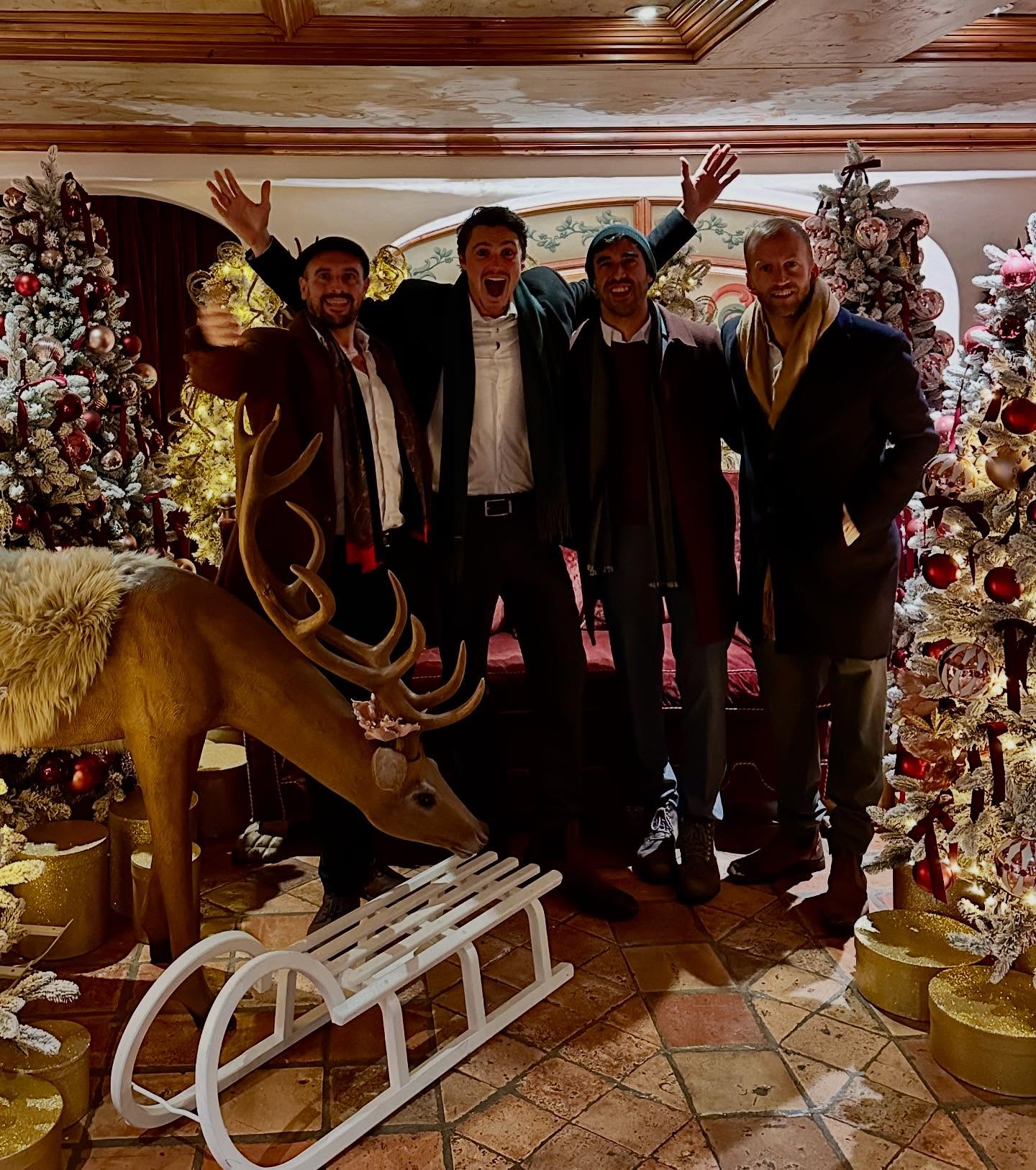 Wishing you a Merry Christmas! Sending festive cheer to all of you worldwide 🥂🎄🎊