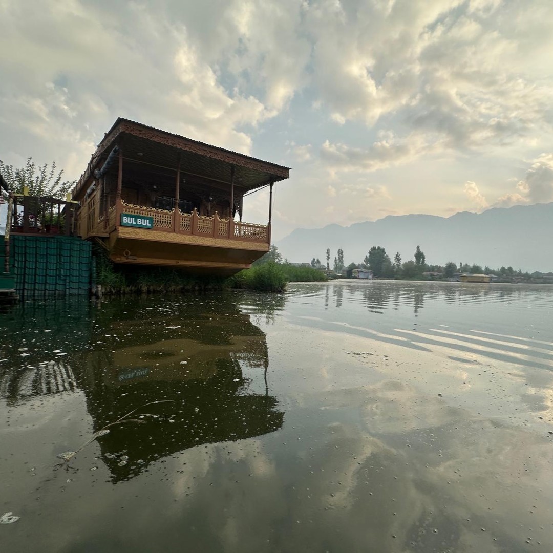 Srinagar's Dal Lake, the iconic heart of Kashmir, is known for its serene waters, framed by lush hills and colorful gardens. A stay on a traditional houseboat, richly decorated with carvings, offers a unique experience of tranquility and comfort. Once reserved for the British elite, these floating houses offer a window into local life, with a daily spectacle of shikaras (small rowing boats) selling flowers, vegetables and crafts. #travel, #srinagar, #kashmir, #cultural, #experiences, #landscapes, #slowtravel, #photography