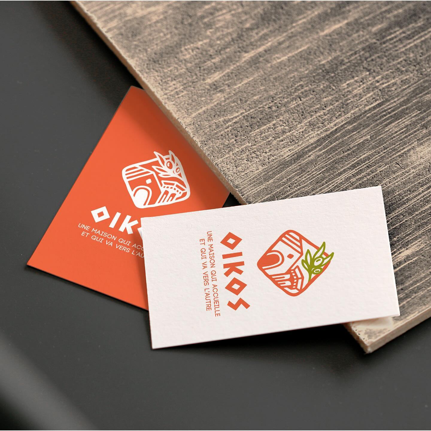 || IDENTITÉ VISUELLE ||
OIKOS veut dire « maison » en grecque. La maison et l’accueil devaient donc avoir une place importante dans le logo. Nous avons suggéré une atmosphère rappelant les origines du nom de l’entreprise, tout en travaillant sur le côté bienveillant du concept.
La couleur terracotta était vivement souhaitée par Stanley et inscrit parfaitement le logo dans l’ambiance chaleureuse recherchée.
Ça vous plaît ? Vous aussi vous souhaitez un branding à la hauteur de votre projet ? Discutons-en !
Histoire de charmer l’algorithme: logo, identité visuelle, branding, graphiste, image de marque, communication visuelle, entreprise, auto-entrepreneur, petite entreprise, boutique.
#identitevisuelleentreprise #logoprofessionnel #designdemarque #creationdelogo #branding #imagedemarque #graphicdesign #graphiste #graphistefreelance #brandidentity #identitevisuelle #logo #logodesigner #entrepreneur #entrepreneuse #petiteentreprise #monentreprise #autoentrepreneur #brandidentity