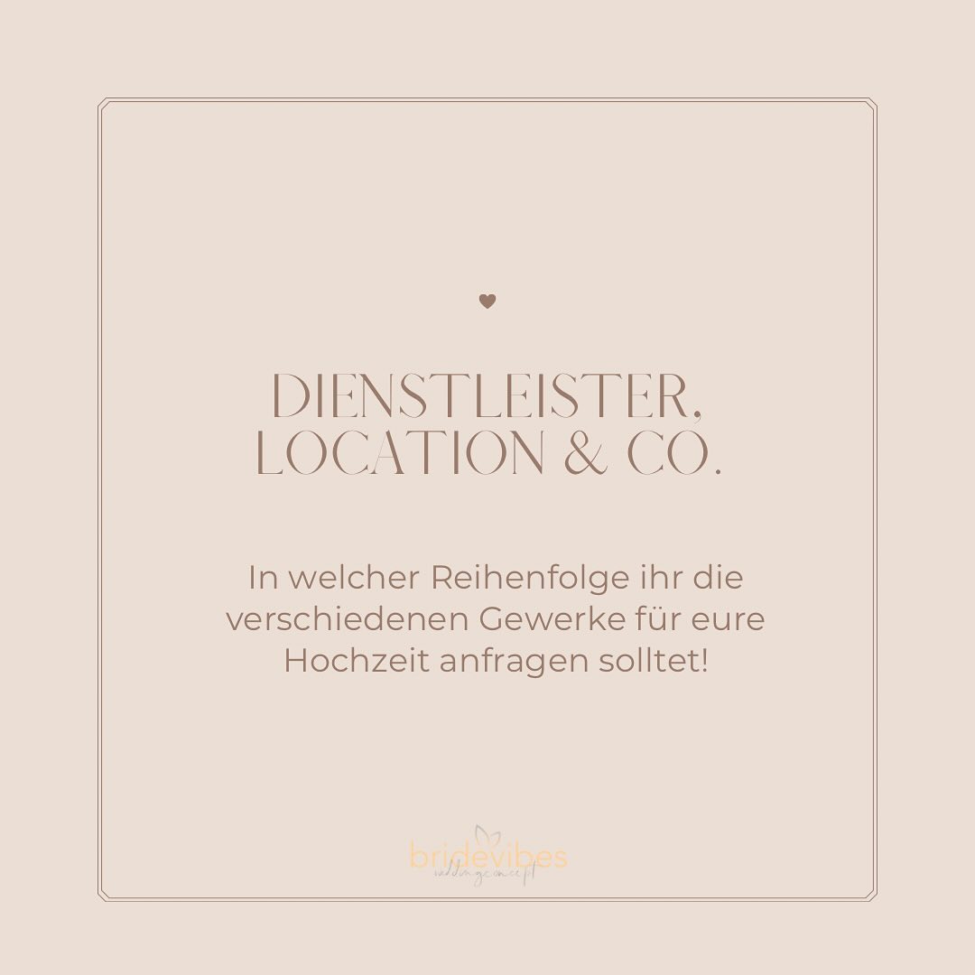 Wo fängt man bei der Hochzeitsplanung eigentlich an? 🤔
Natürlich gilt für jeden Posten: Je eher, desto besser - besonders, wenn ihr an einem beliebten Datum heiraten wollt und gerne die freie Auswahl an Locations und Dienstleistern haben möchtet.
Trotzdem gibt es eine sinnvolle Reihenfolge, in der ihr euch um die verschiedenen Gewerke kümmern könnt, damit besonders die ersten Wochen der Planung nicht zur Herausforderung werden und ihr euch genug Zeit nehmen könnt, um verschiedene Anbieter kennenzulernen und euch in aller Ruhe zu entscheiden ✨