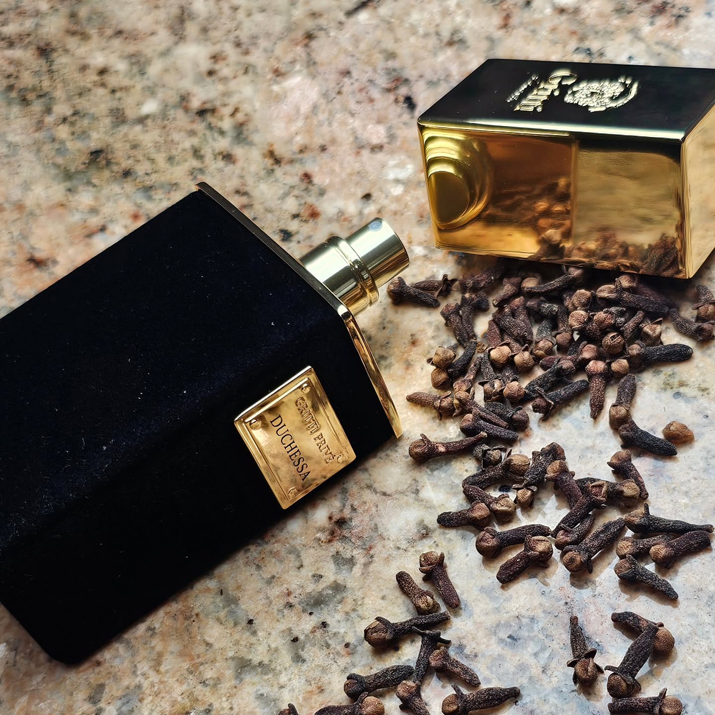 My new Spicy Cherry scent. Duchessa by Gritti.
.
.
.
.
.
.
Top notes are Black Cherry, Saffron, Bitter Orange and Peach; middle notes are Cloves, Chocolate and Jasmine; base notes are Sweet Almond, Iris and Brown sugar
.
.
.
.
.
.
.
#perfume #nicheperfume #perfumecollection