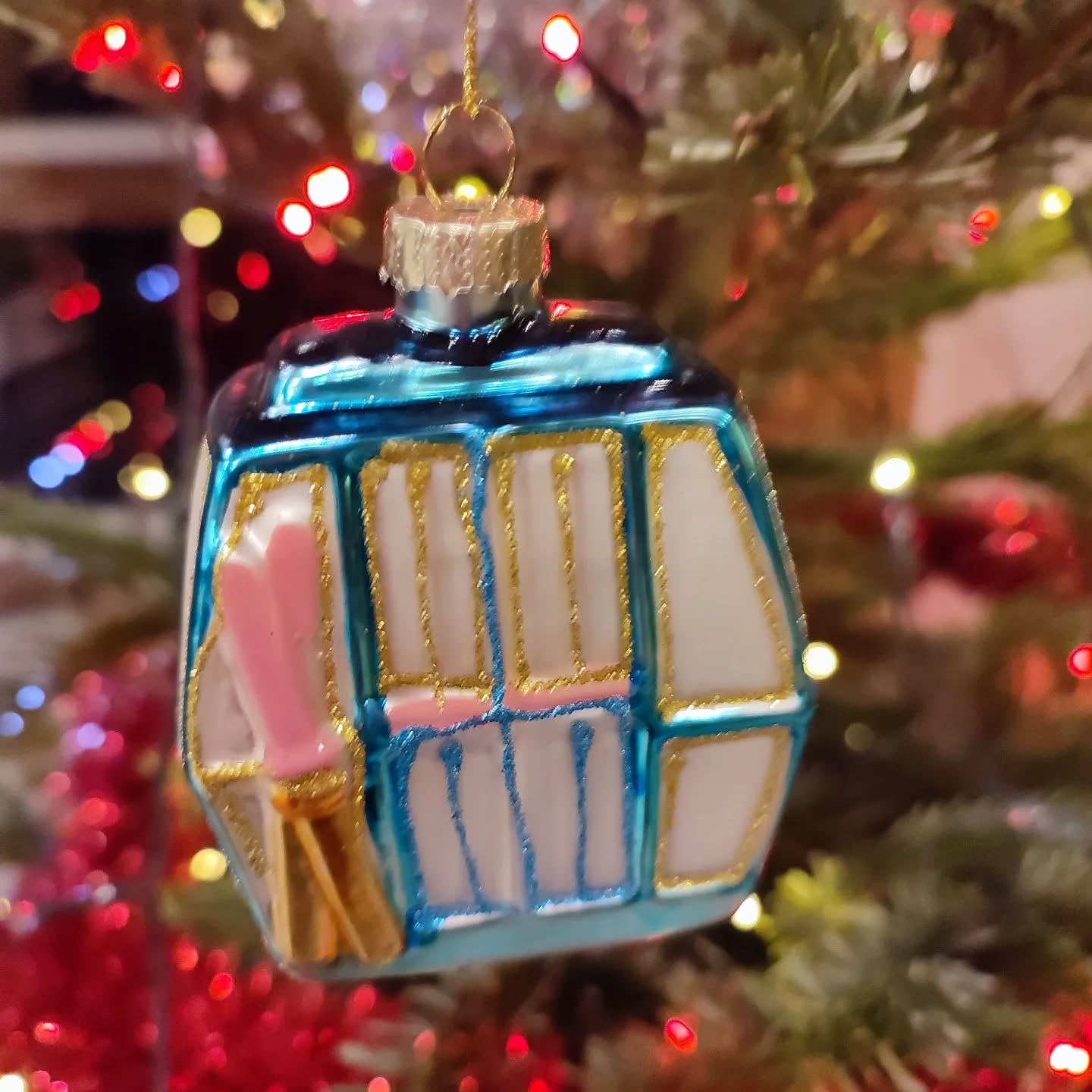 Merry Christmas!!! Joyeux Noël!!! Feliz navidad!!!! Fröhe Weihnachten !!! Nollaig Shona duit!!! Bon natale!!! Весела Коледа!!! Did you know that this time next year we'll have a real one just like this just outside the chalet!!!!