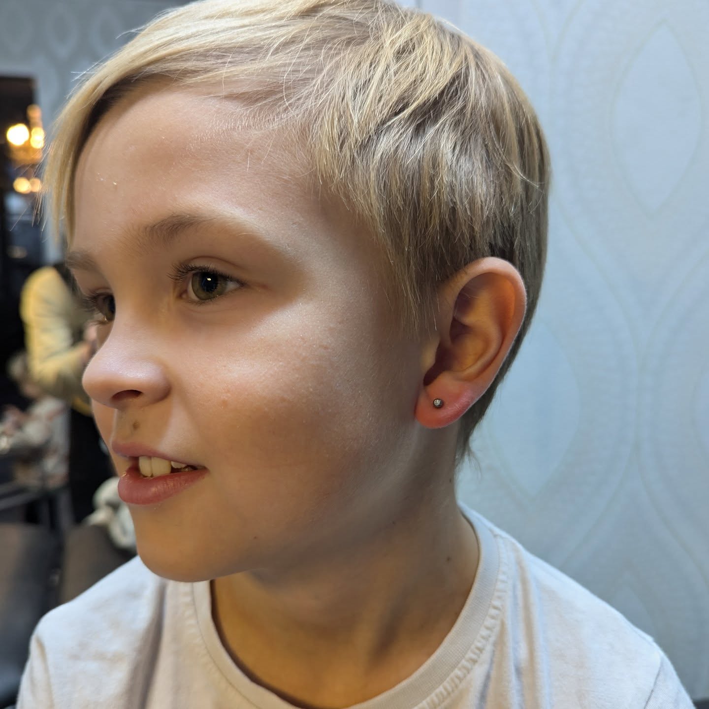 Fick bara ett skratt frĂ„n Elmer nĂ€r jag gjorde hĂ„l i hans Ăra . đ
#earpiercing #hÄliöronen #evilwomanbodypiercing #piercersinceyear2000 by @ulrikaluckabauer
#hÀssleholm