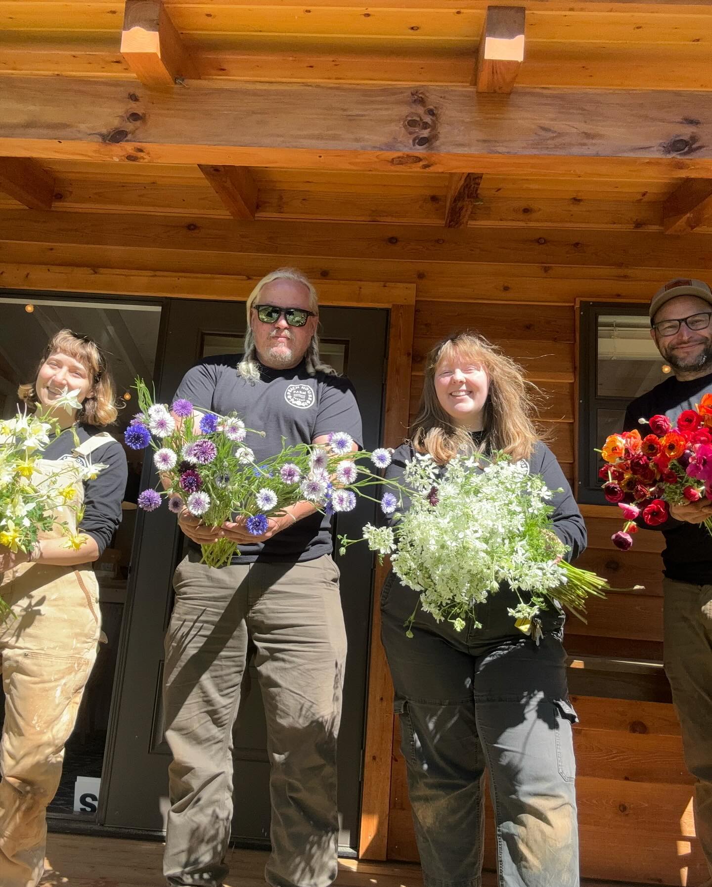 Hope everyone had a great holiday! 🎄We’d like to thank everybody who helped make our first farm store season a success. 🎉 It was so fun to watch the store grow and we hope it continues to become a warm and welcome gathering place for our community. 💖 The store will be closed for the remainder of the season and will re-open in the springtime with a whole new crop of flowers for you to enjoy. 🌸 Here’s looking forward to next year on the farm! 🥂
Cheers from the 2024 Peach House Team! 💌